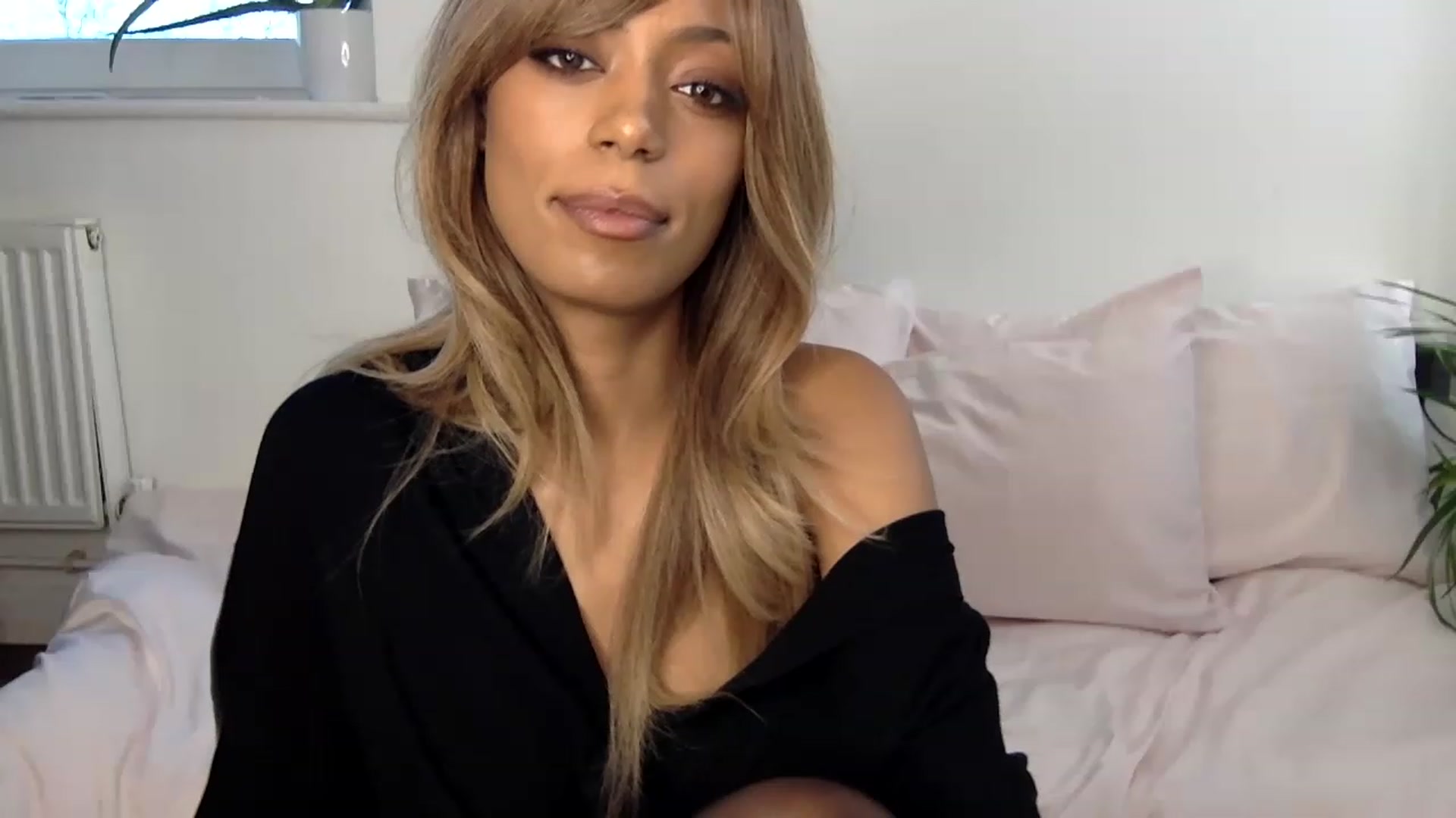 Gallery image thumbnail from MissLuna22's myfreecams stream on, 02/07/2023, 13:26 image 10 of 20