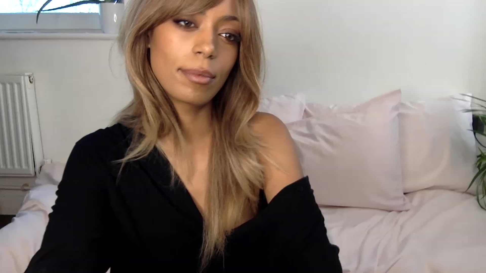 Gallery image thumbnail from MissLuna22's myfreecams stream on, 02/07/2023, 13:26 image 2 of 20