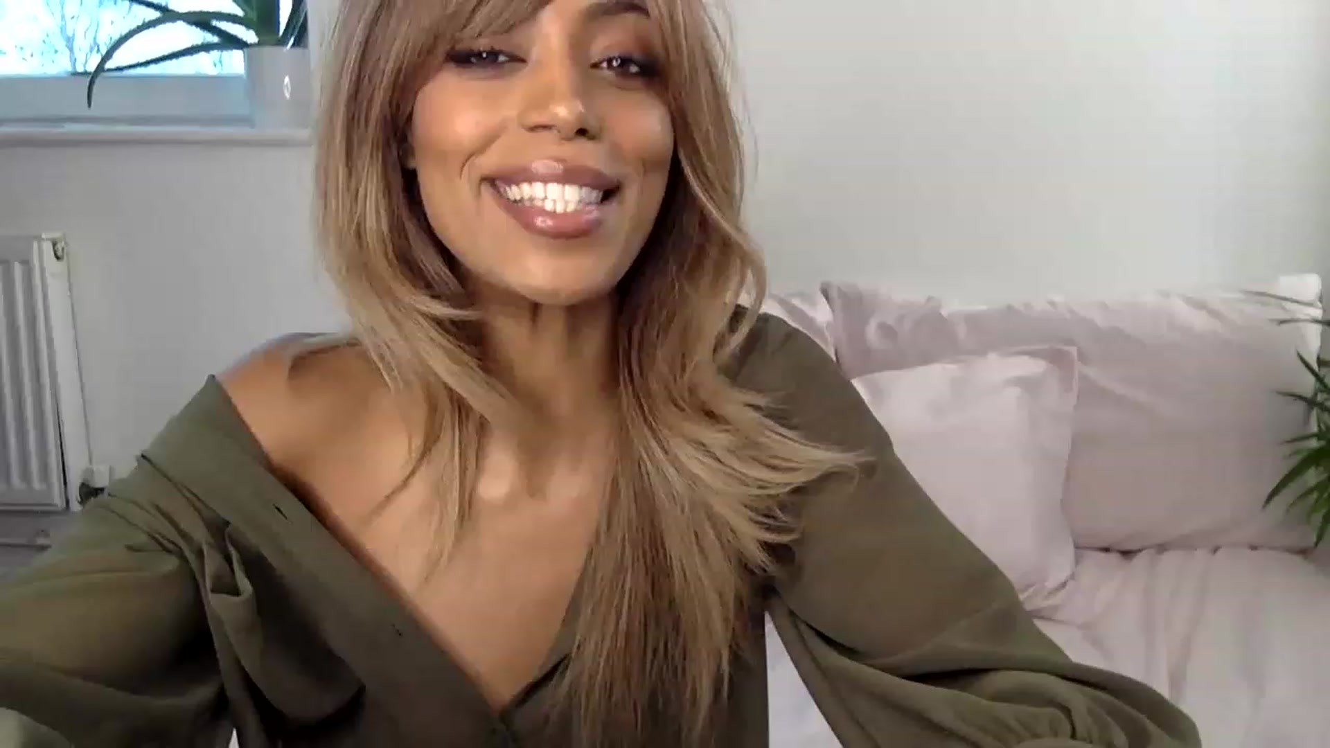 Gallery image thumbnail from MissLuna22's myfreecams stream on, 02/23/2023, 13:49 image 8 of 20