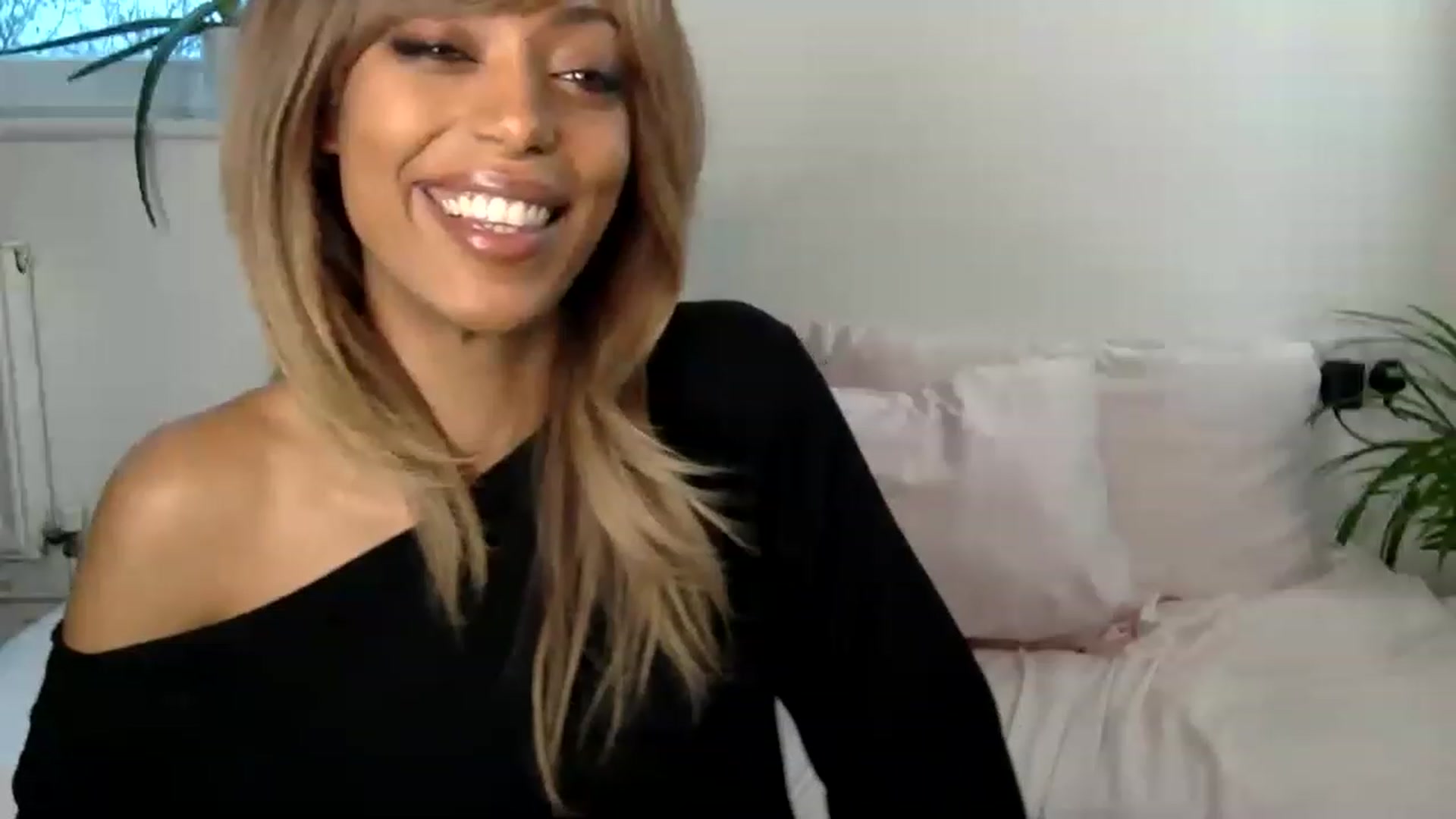 Gallery image thumbnail from MissLuna22's myfreecams stream on, 03/29/2023, 12:49 image 15 of 20