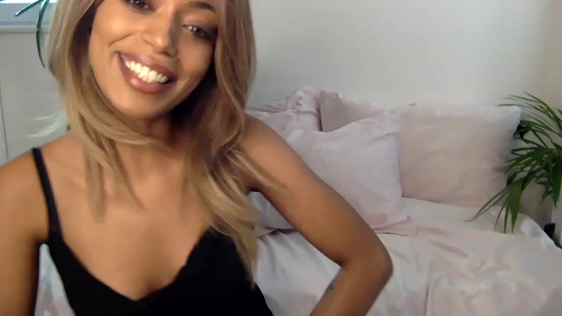Gallery image thumbnail from MissLuna22's myfreecams stream on, 04/08/2023, 16:34 image 6 of 20