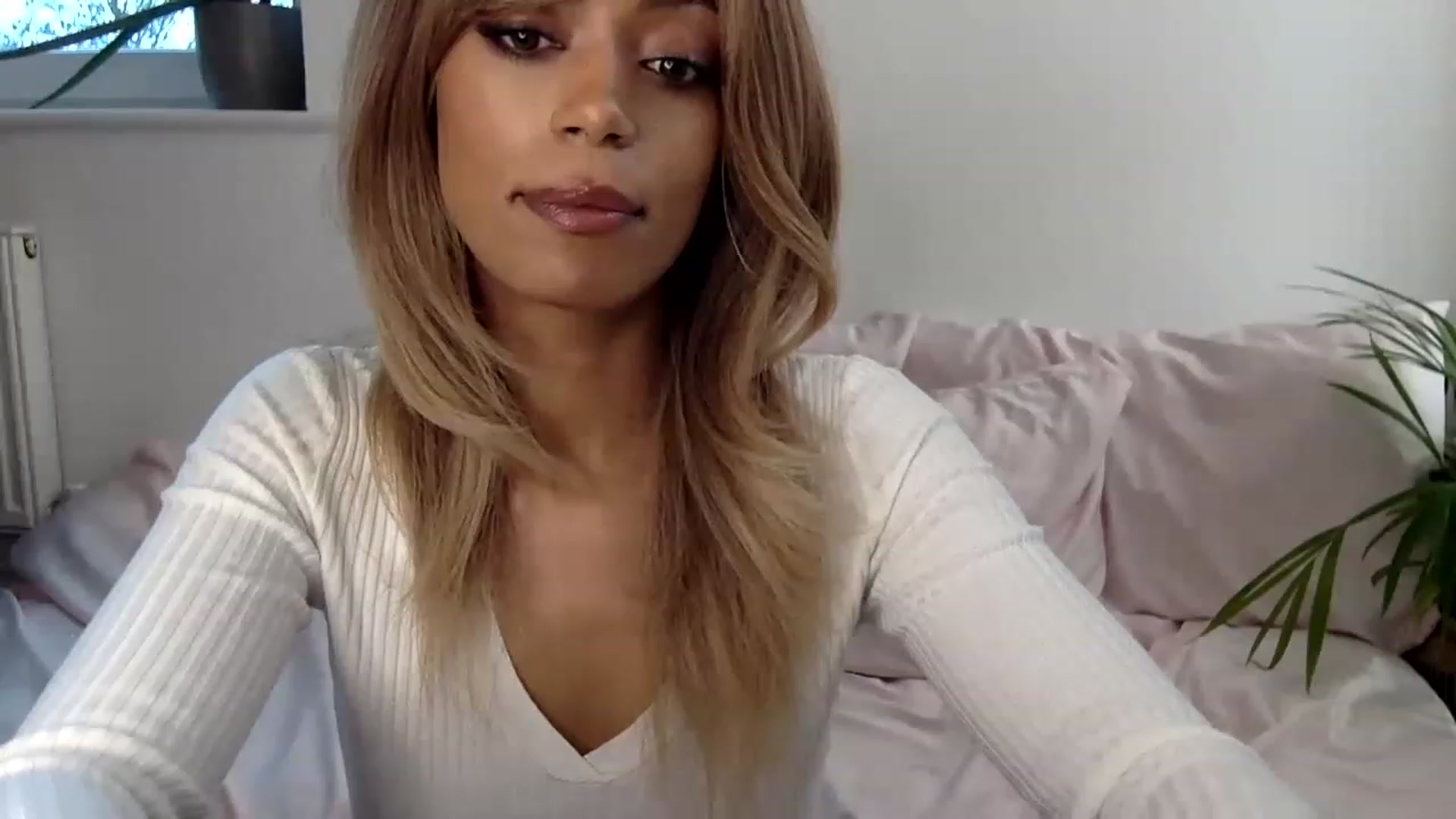 Gallery image thumbnail from MissLuna22's myfreecams stream on, 04/28/2023, 14:42 image 1 of 20