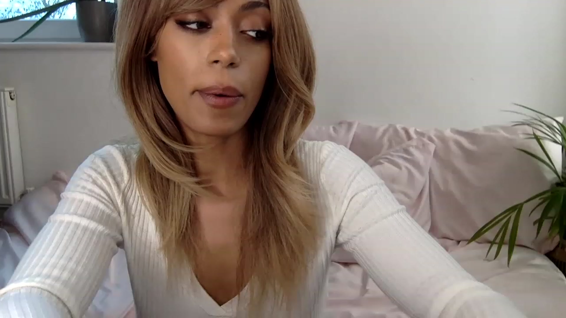 Gallery image thumbnail from MissLuna22's myfreecams stream on, 04/28/2023, 14:42 image 13 of 20