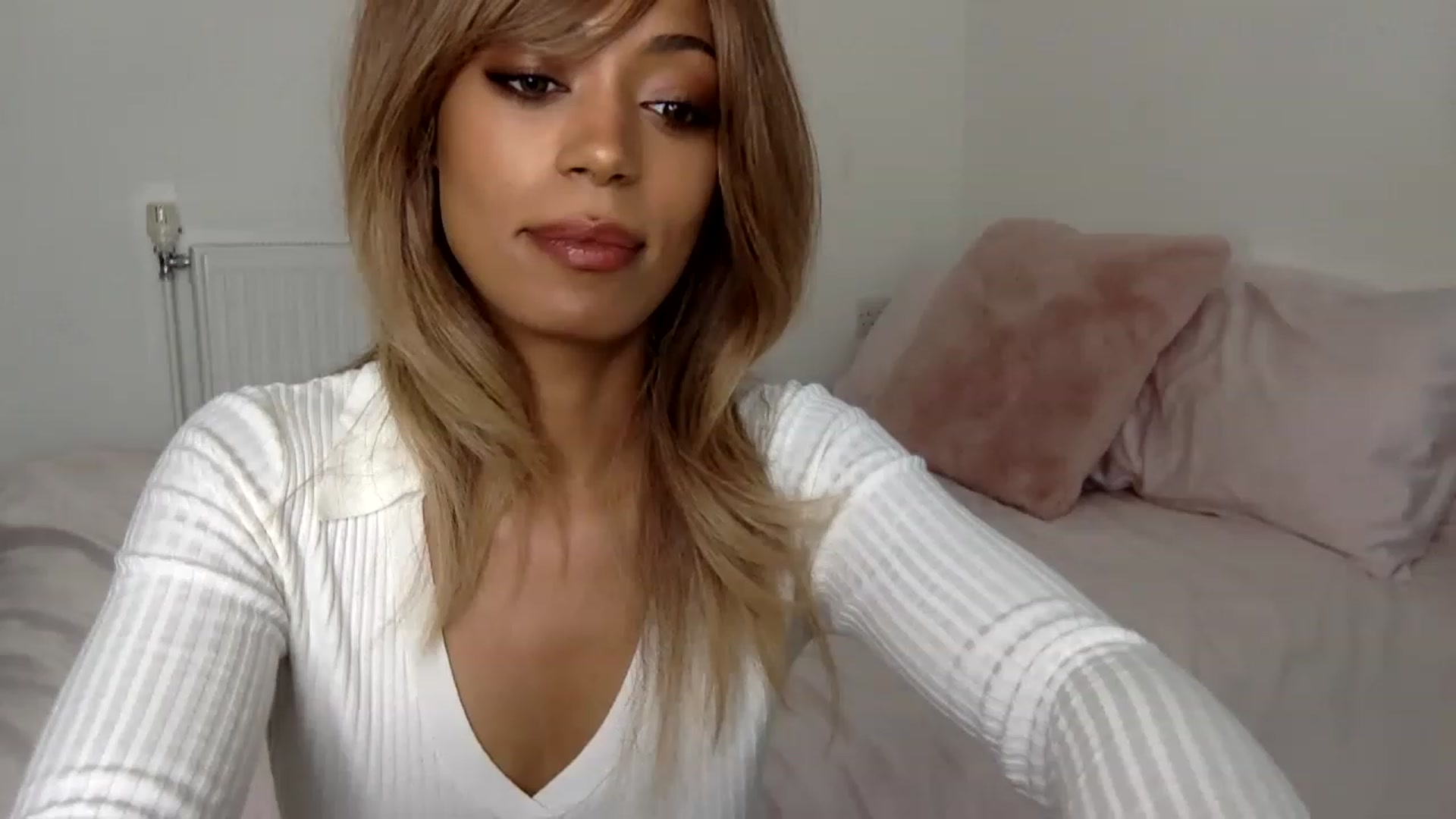 Gallery image thumbnail from MissLuna22's myfreecams stream on, 05/17/2023, 13:07 image 18 of 20