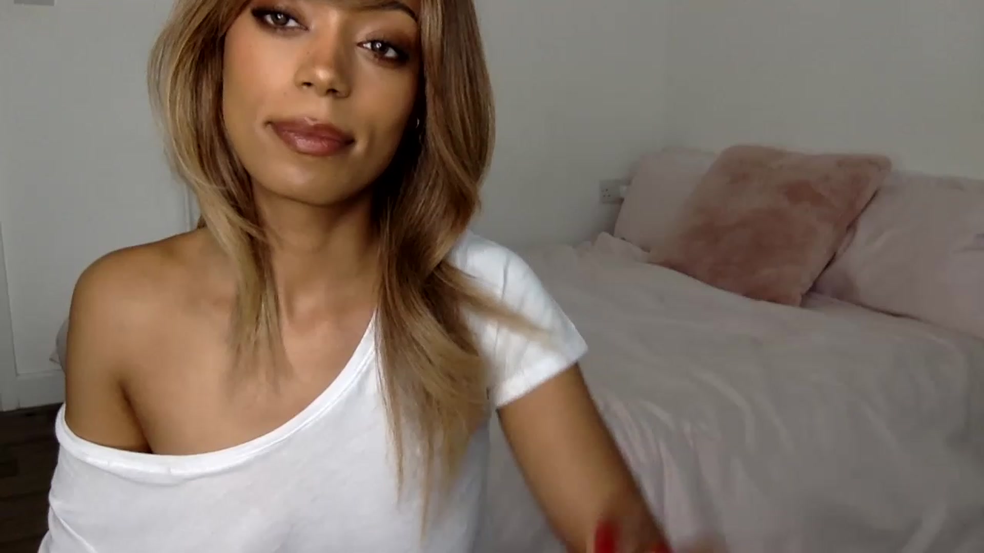 Gallery image thumbnail from MissLuna22's myfreecams stream on, 05/20/2023, 12:45 image 1 of 20