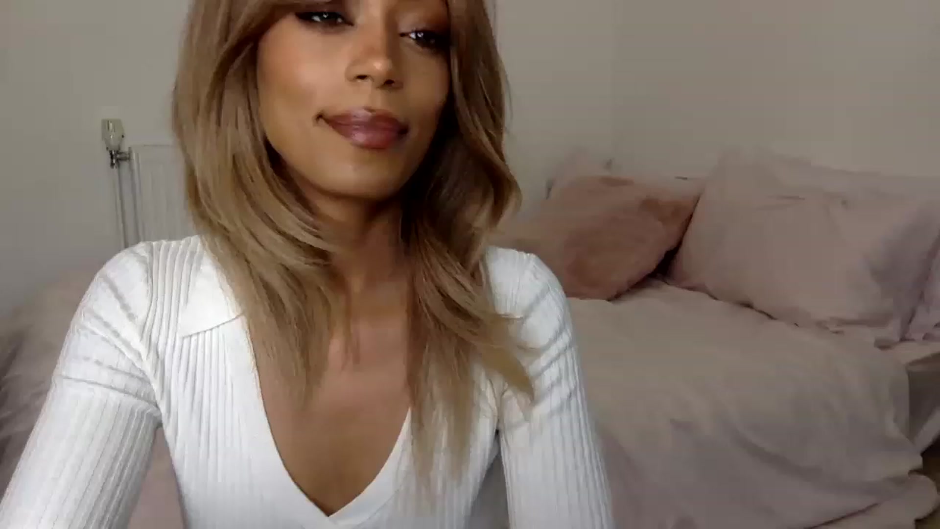Gallery image thumbnail from MissLuna22's myfreecams stream on, 05/26/2023, 11:23 image 7 of 20