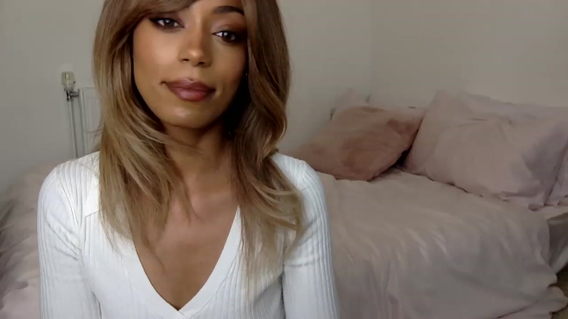 Gallery image thumbnail from MissLuna22's myfreecams stream on, 05/26/2023, 11:23 image 16 of 20