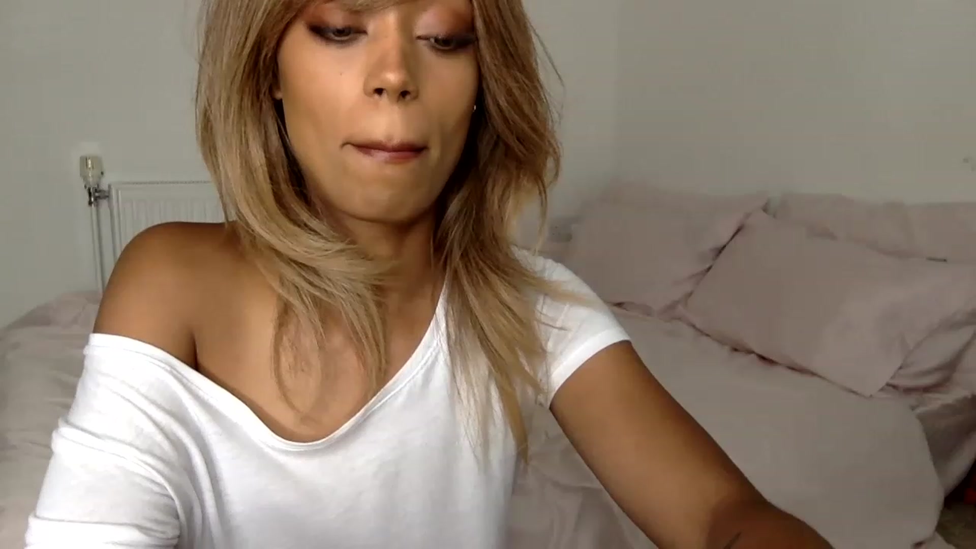 Gallery image thumbnail from MissLuna22's myfreecams stream on, 06/06/2023, 10:45 image 7 of 20
