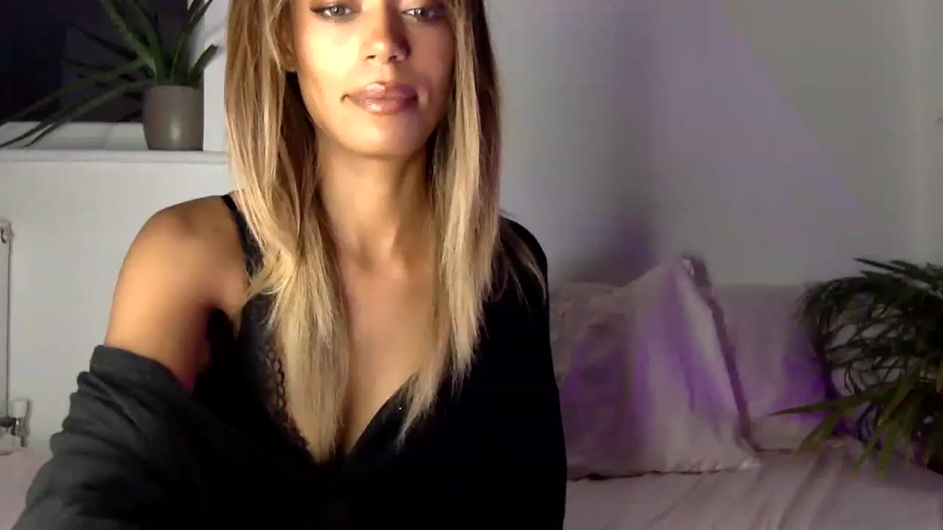 Gallery image thumbnail from MissLuna22's myfreecams stream on, 08/22/2023, 20:17 image 4 of 20
