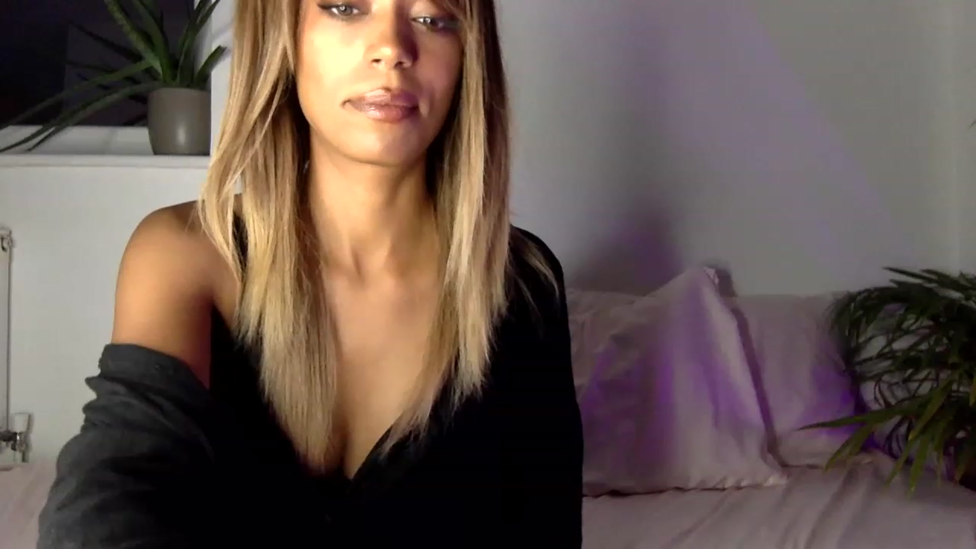 Gallery image thumbnail from MissLuna22's myfreecams stream on, 08/22/2023, 20:17 image 5 of 20