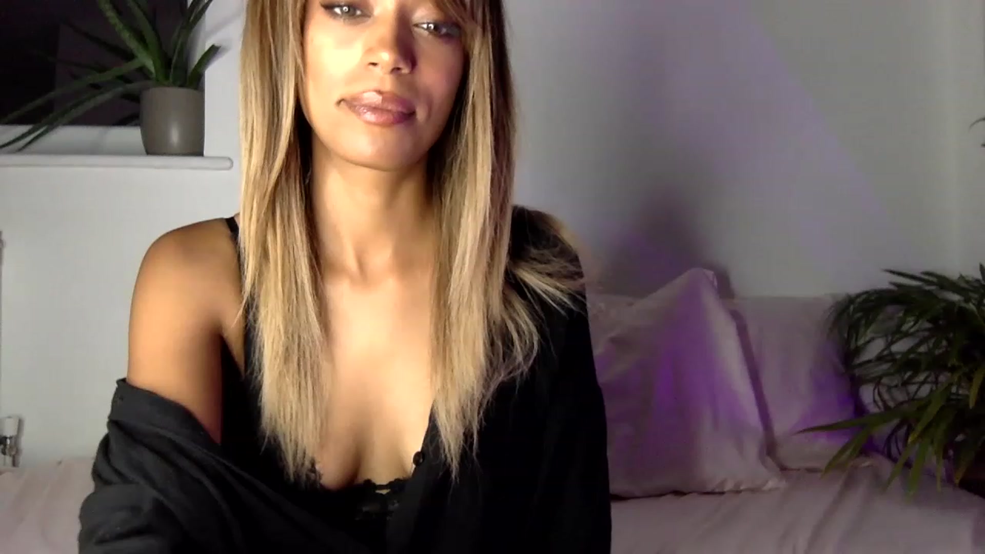 Gallery image thumbnail from MissLuna22's myfreecams stream on, 08/22/2023, 20:17 image 20 of 20
