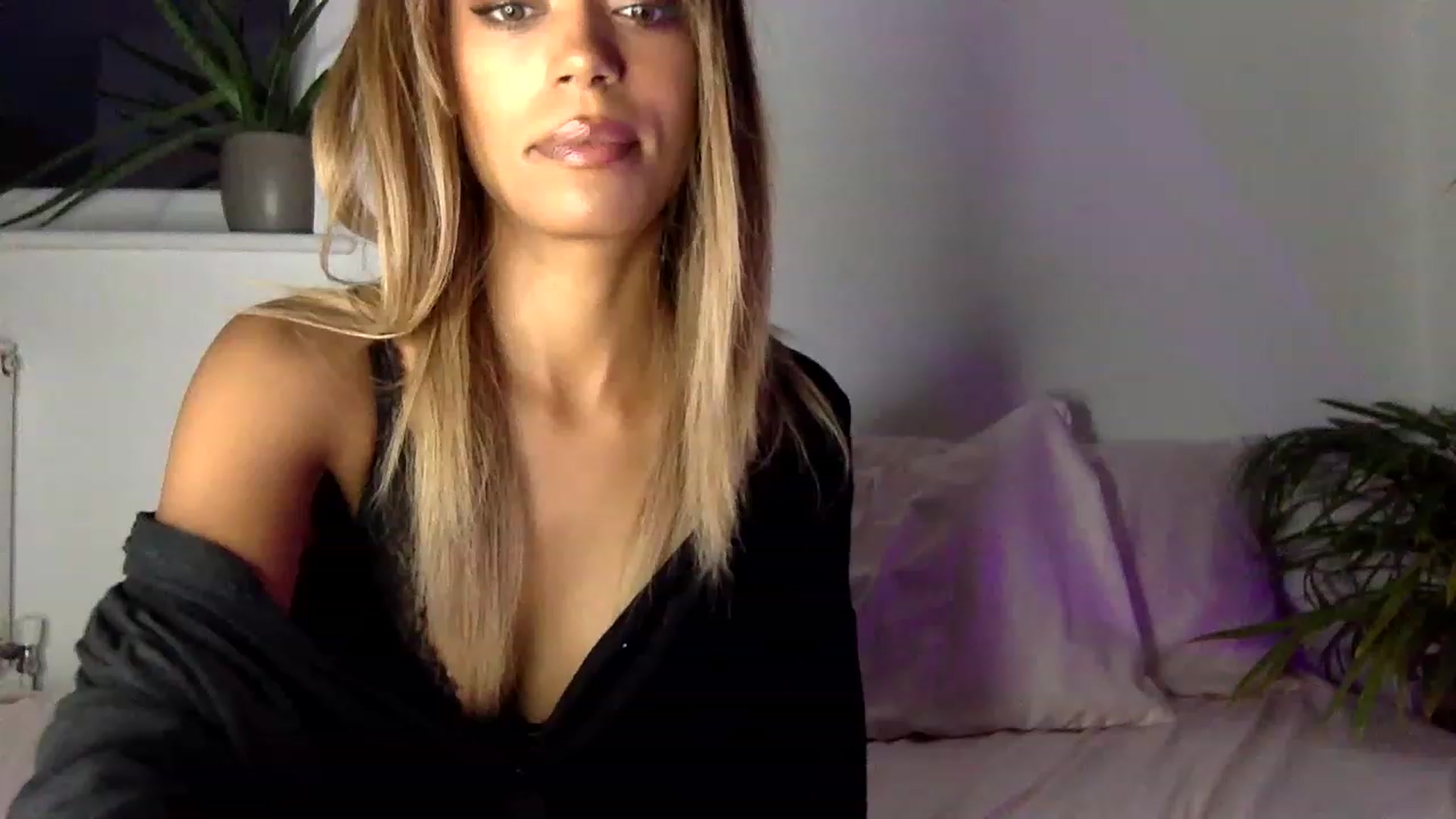 Gallery image thumbnail from MissLuna22's myfreecams stream on, 08/22/2023, 20:17 image 3 of 20
