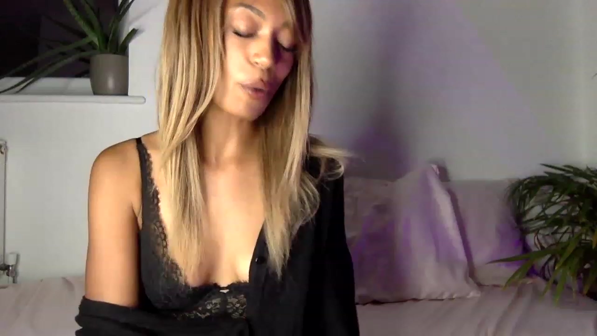 Gallery image thumbnail from MissLuna22's myfreecams stream on, 08/22/2023, 20:17 image 15 of 20