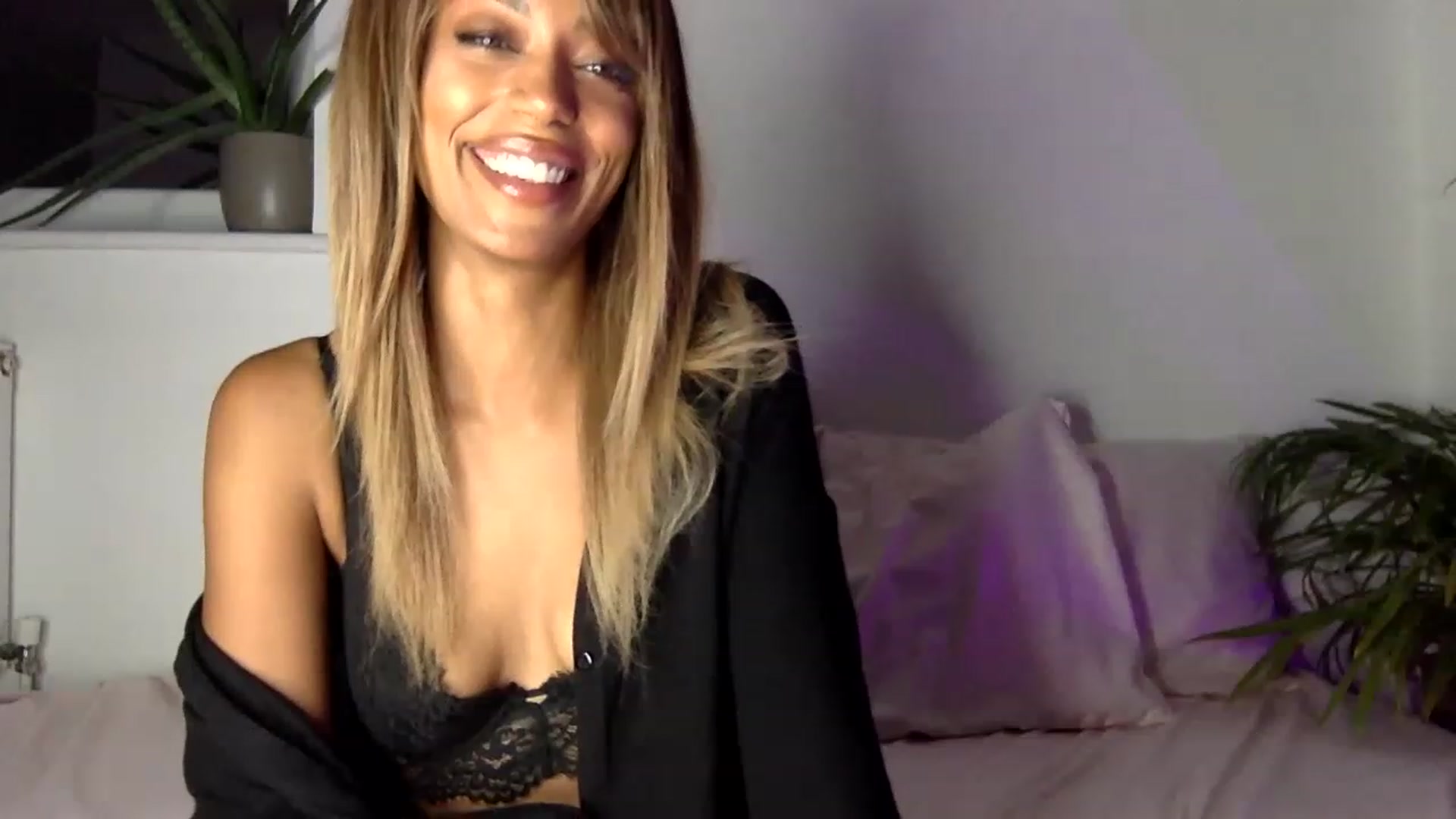 Gallery image thumbnail from MissLuna22's myfreecams stream on, 08/22/2023, 20:17 image 16 of 20