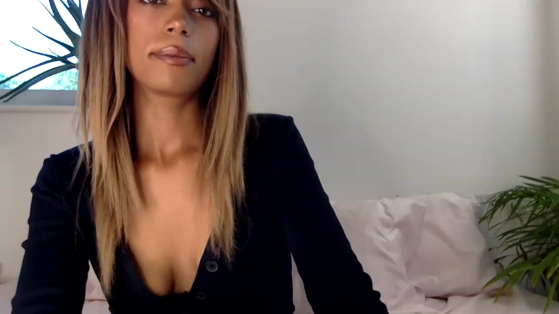 Gallery image thumbnail from MissLuna22's myfreecams stream on, 08/23/2023, 13:41 image 8 of 20