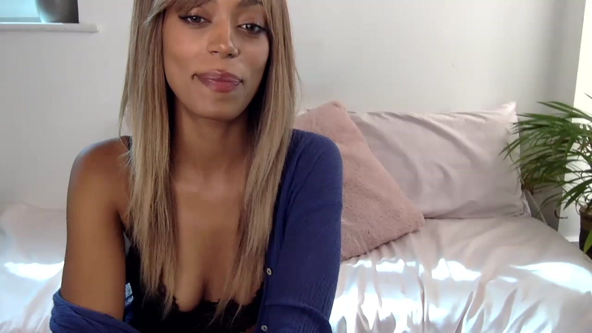 Gallery image thumbnail from MissLuna22's myfreecams stream on, 08/26/2023, 15:35 image 16 of 20