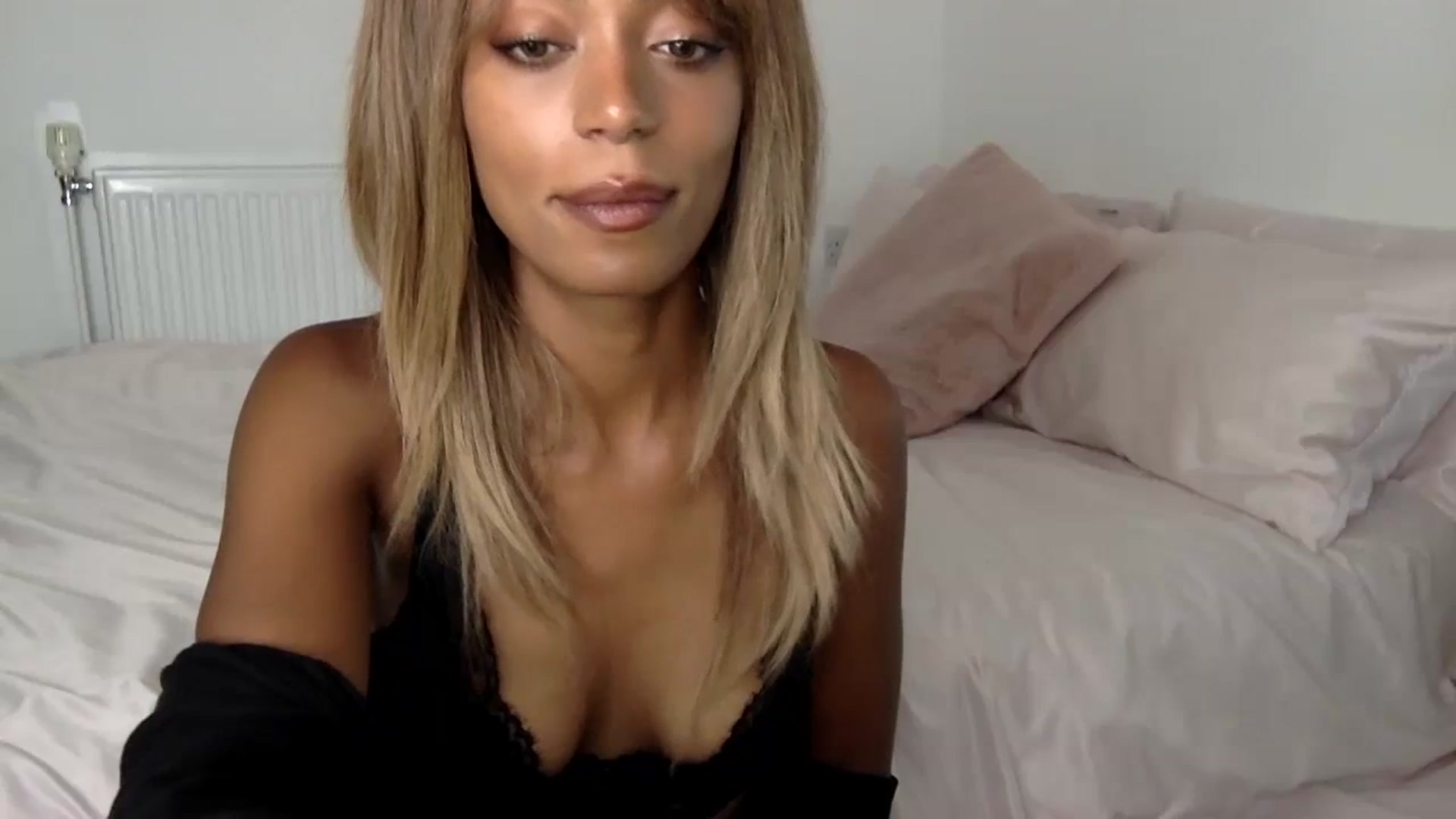 Gallery image thumbnail from MissLuna22's myfreecams stream on, 09/13/2023, 12:55 image 18 of 20