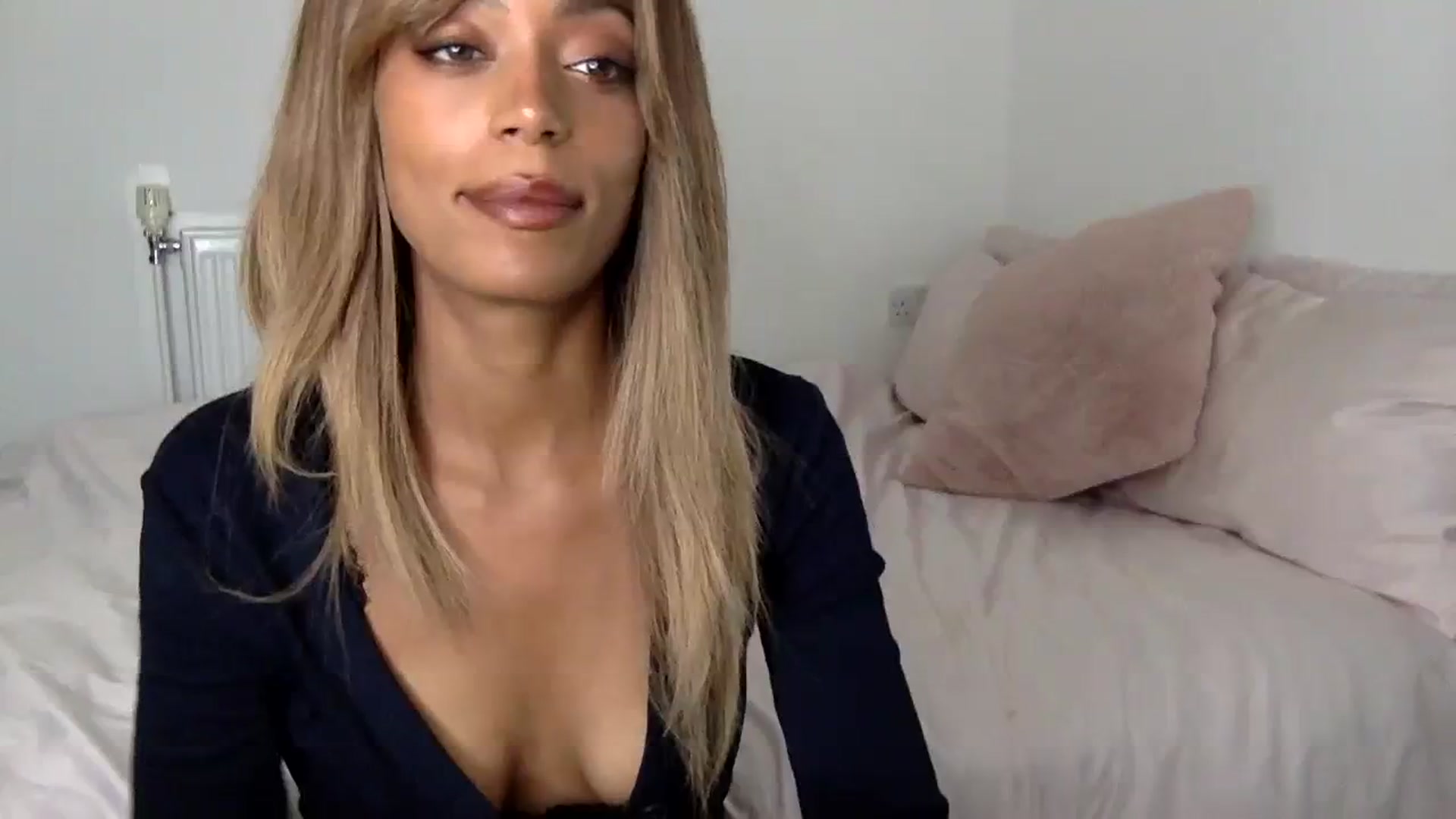 Gallery image thumbnail from MissLuna22's myfreecams stream on, 09/15/2023, 11:29 image 8 of 20