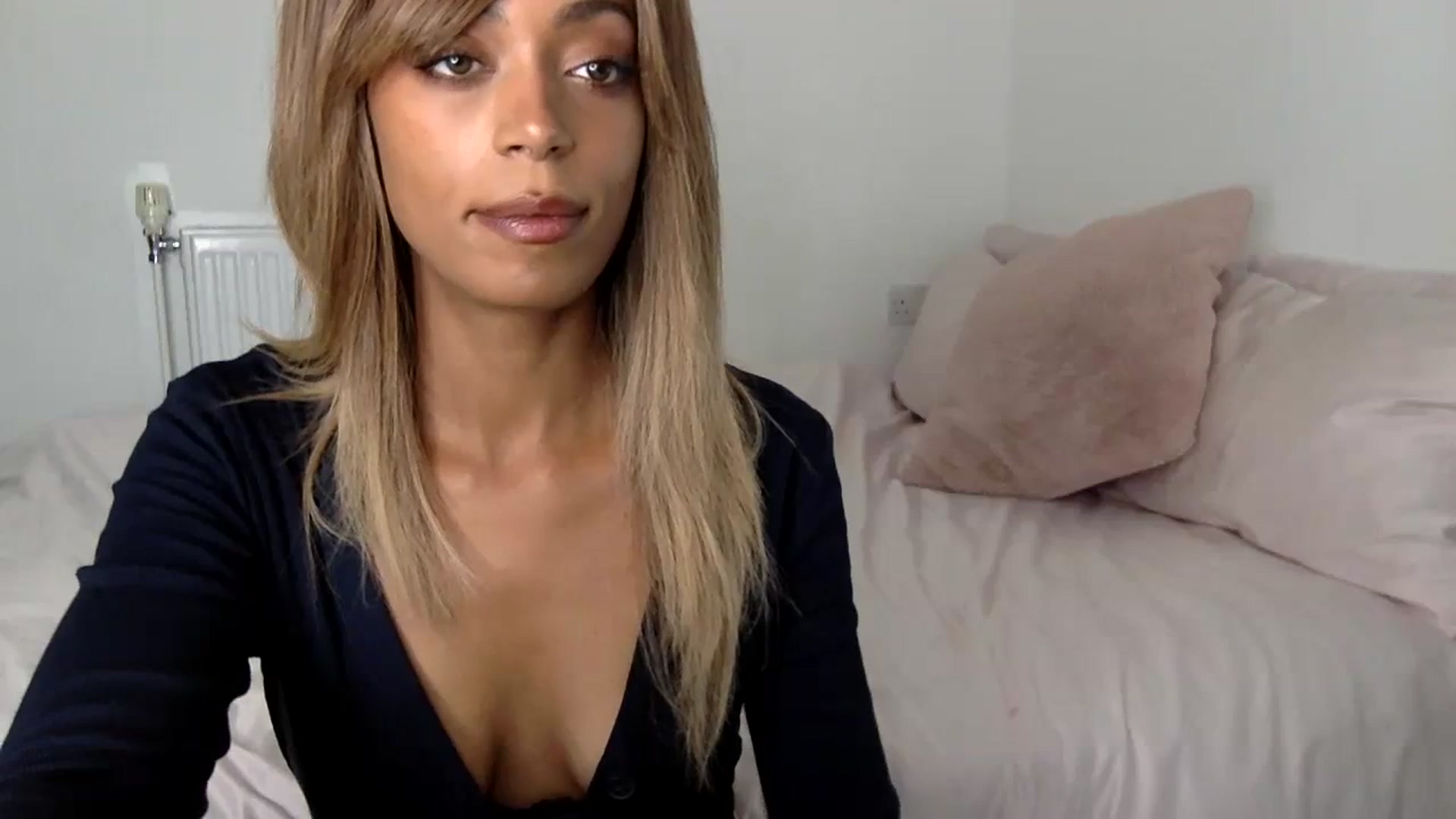 Gallery image thumbnail from MissLuna22's myfreecams stream on, 09/15/2023, 11:29 image 5 of 20