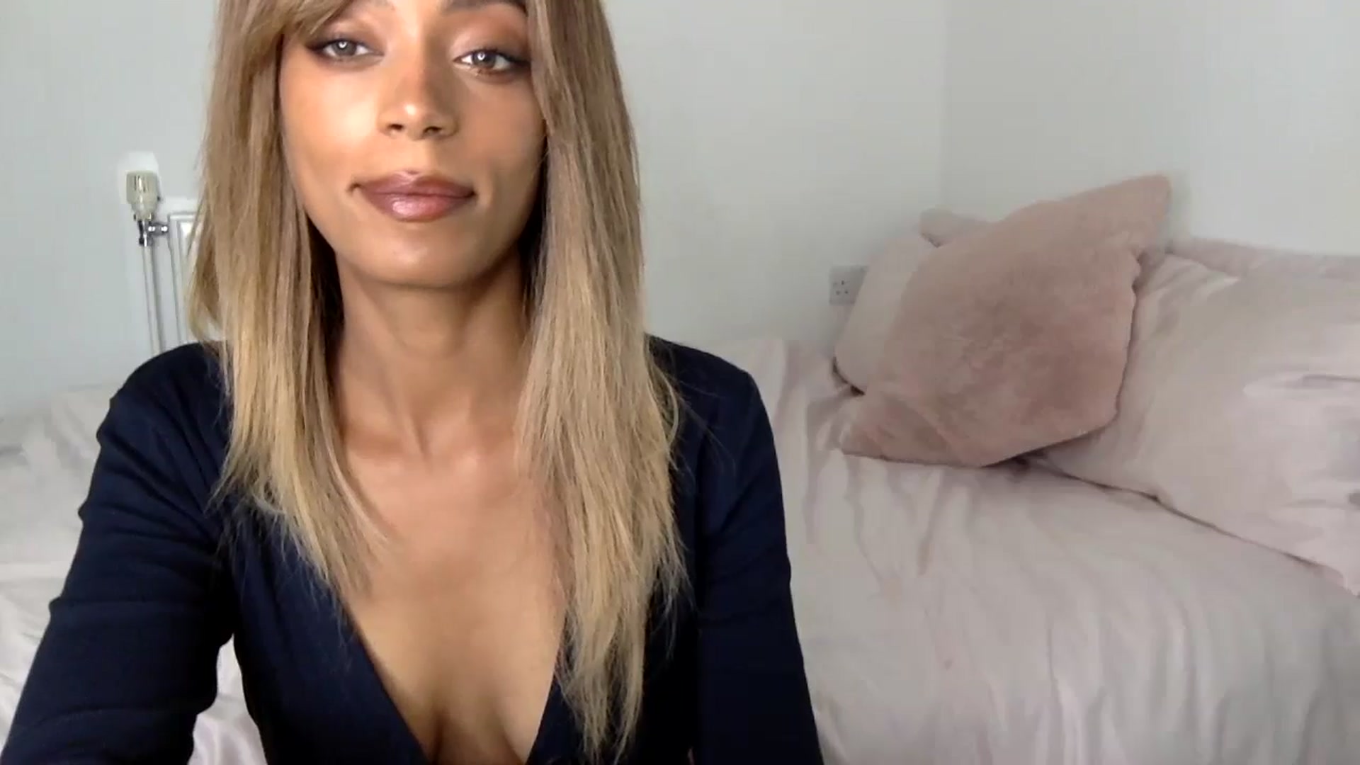 Gallery image thumbnail from MissLuna22's myfreecams stream on, 09/15/2023, 11:29 image 3 of 20