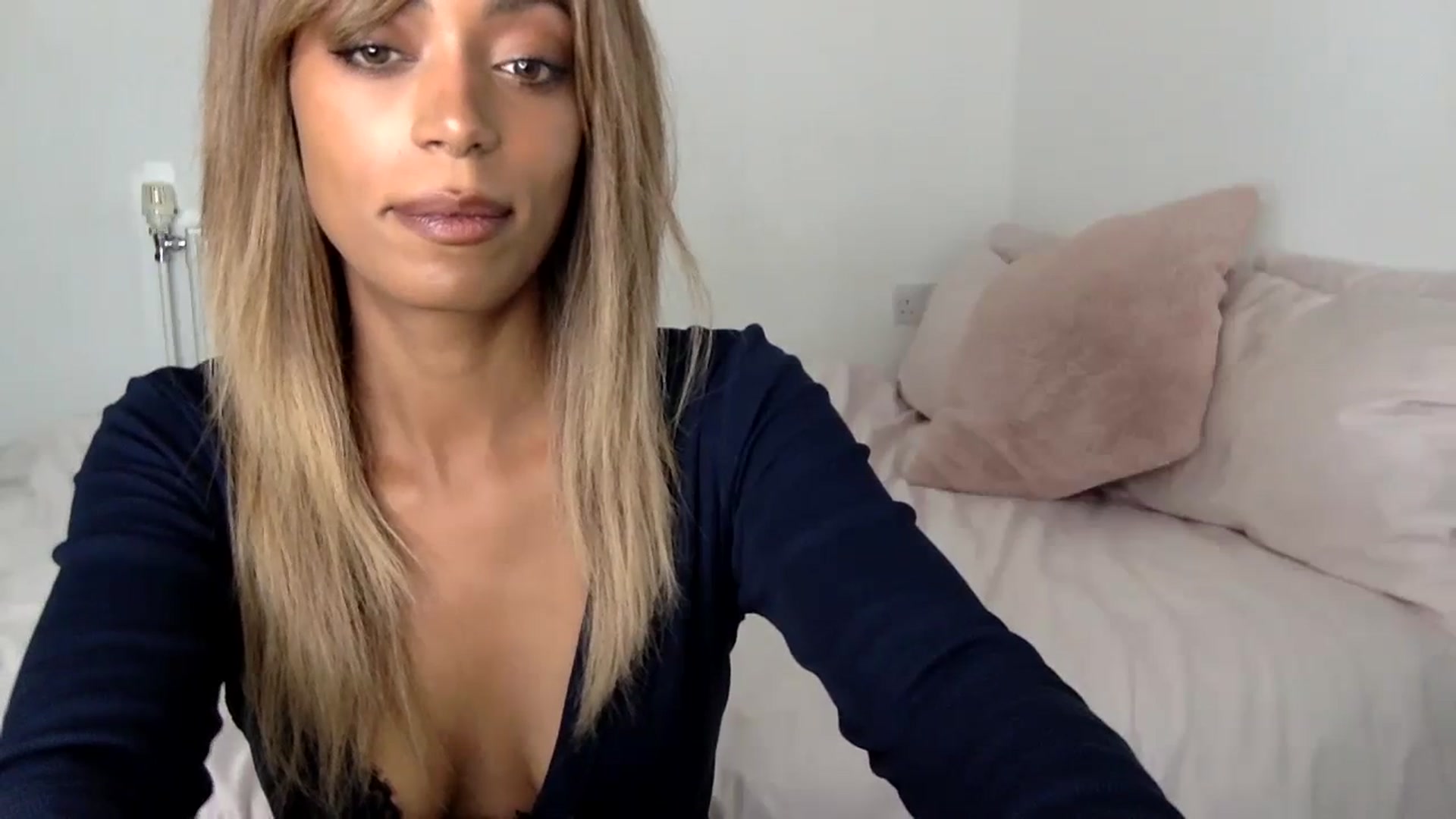 Gallery image thumbnail from MissLuna22's myfreecams stream on, 09/15/2023, 11:29 image 20 of 20