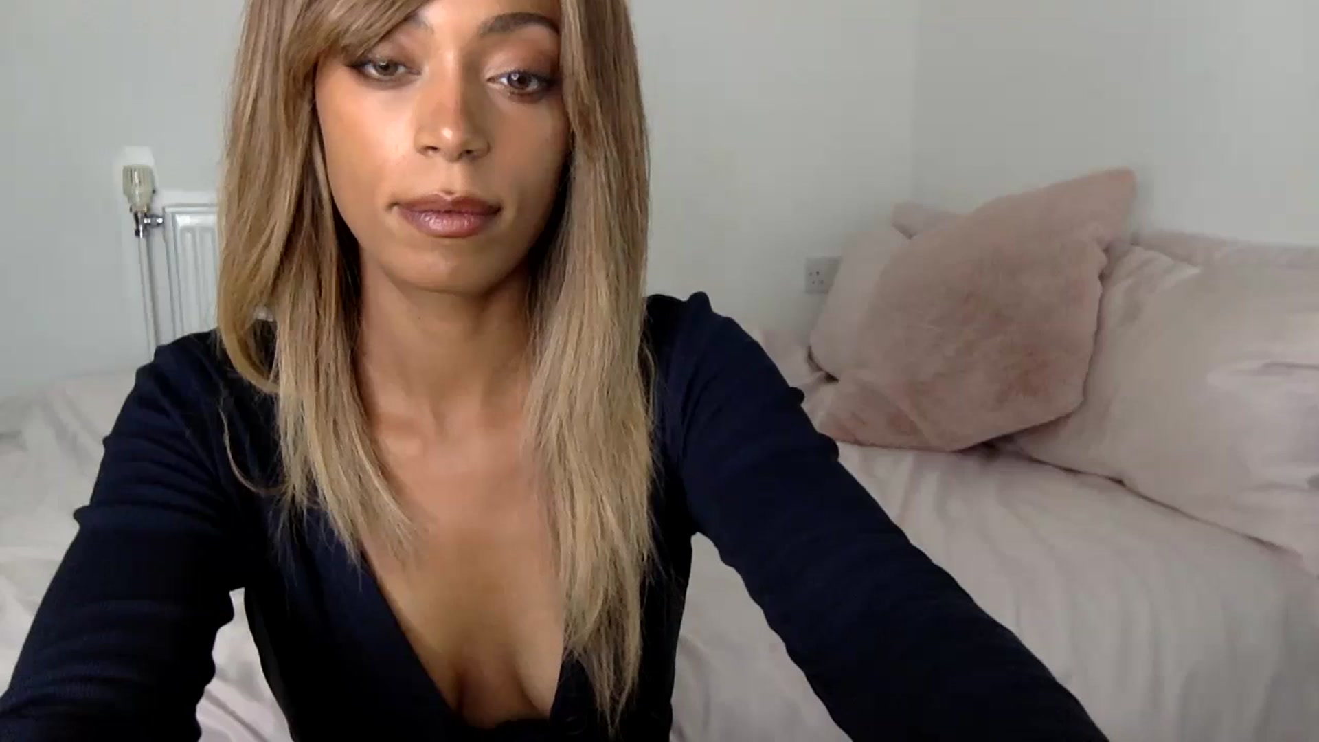 Gallery image thumbnail from MissLuna22's myfreecams stream on, 09/15/2023, 11:29 image 7 of 20