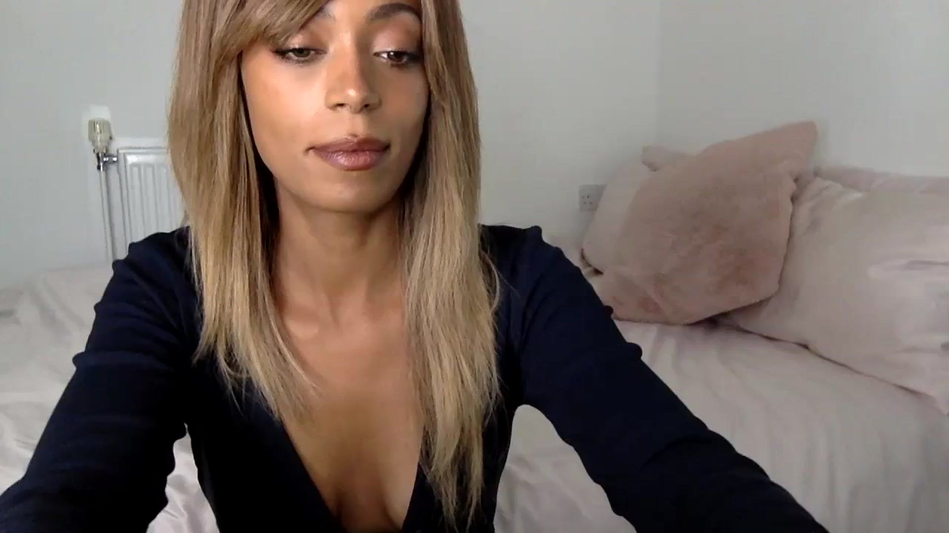 Gallery image thumbnail from MissLuna22's myfreecams stream on, 09/15/2023, 11:29 image 4 of 20