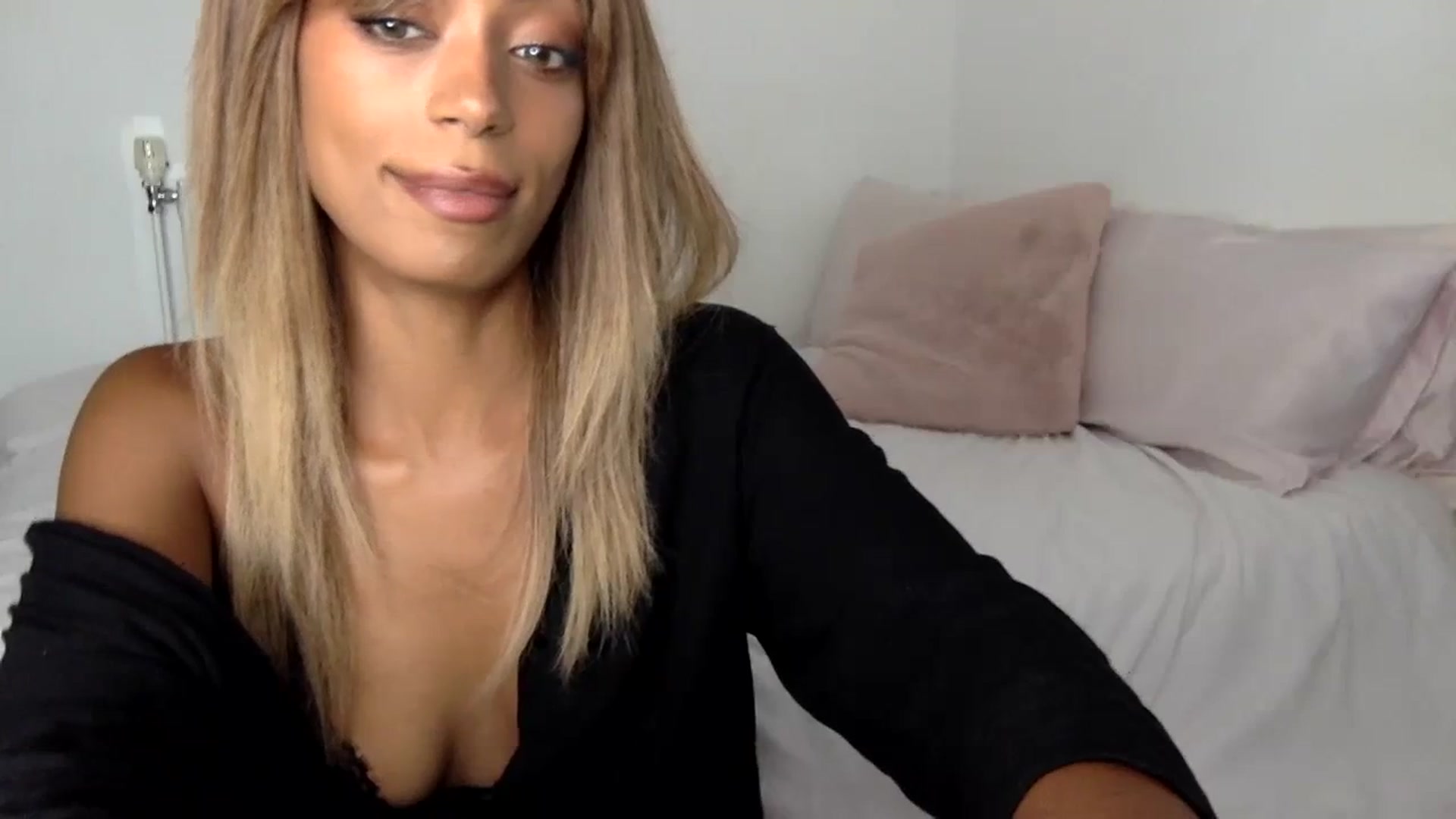 Gallery image thumbnail from MissLuna22's myfreecams stream on, 09/23/2023, 16:24 image 8 of 20