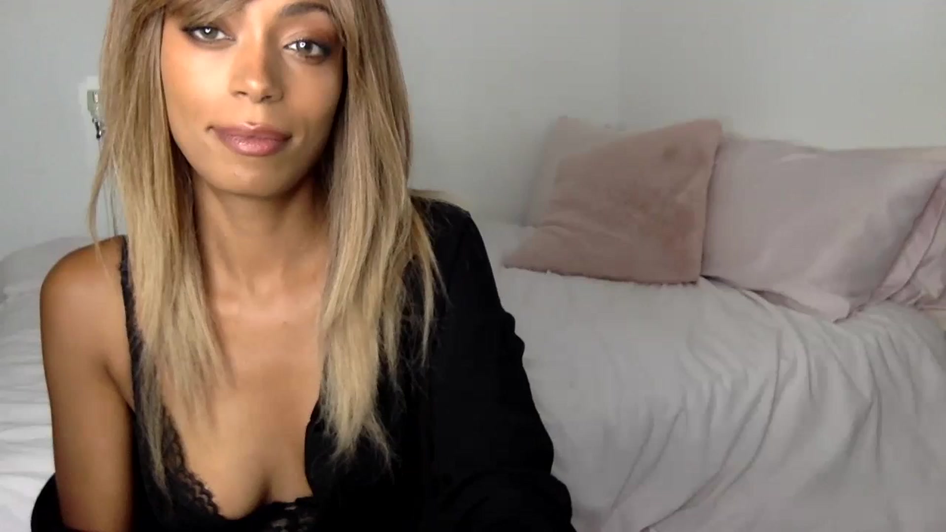 Gallery image thumbnail from MissLuna22's myfreecams stream on, 09/23/2023, 17:16 image 3 of 20