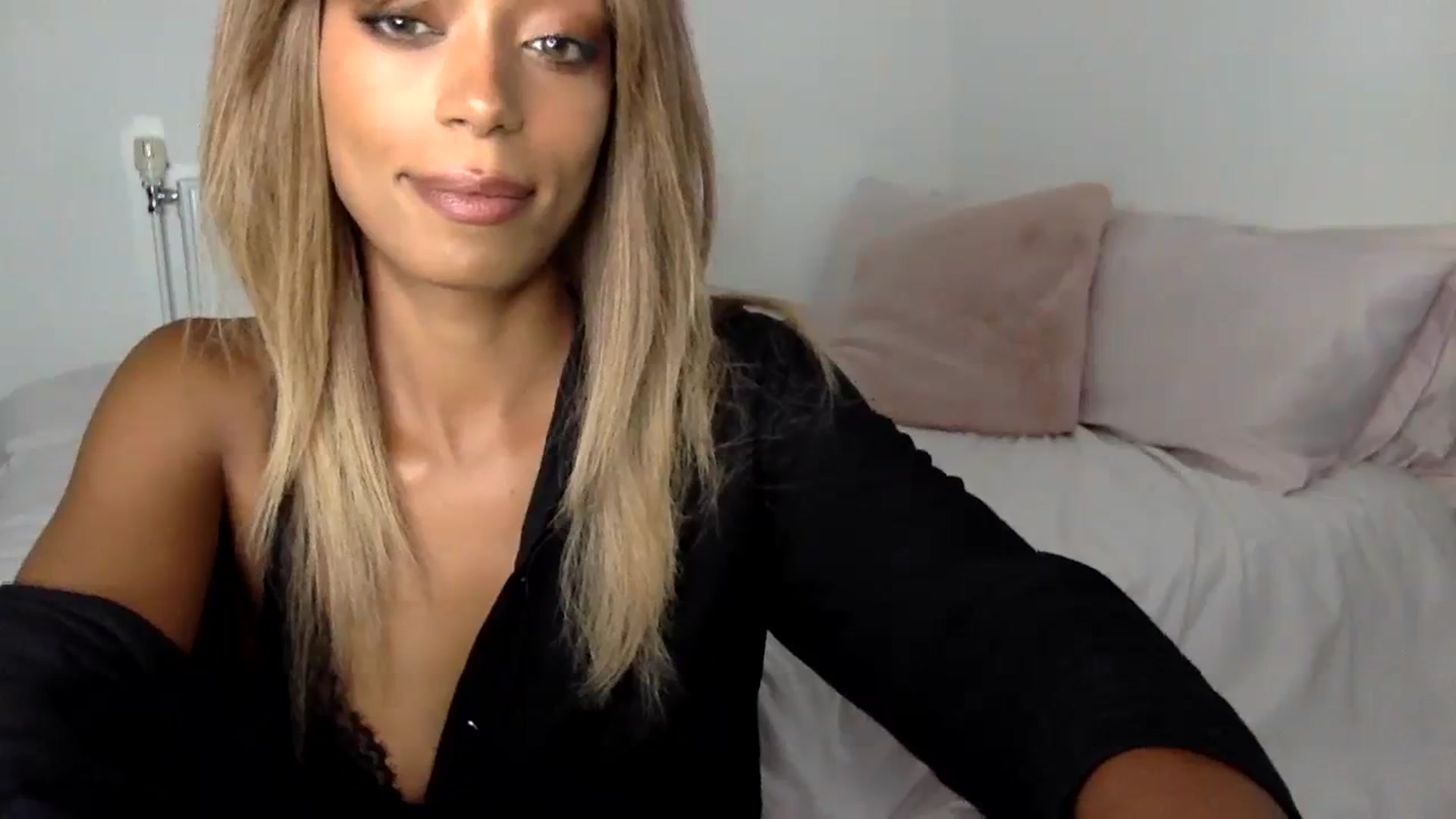 Gallery image thumbnail from MissLuna22's myfreecams stream on, 09/23/2023, 17:16 image 17 of 20