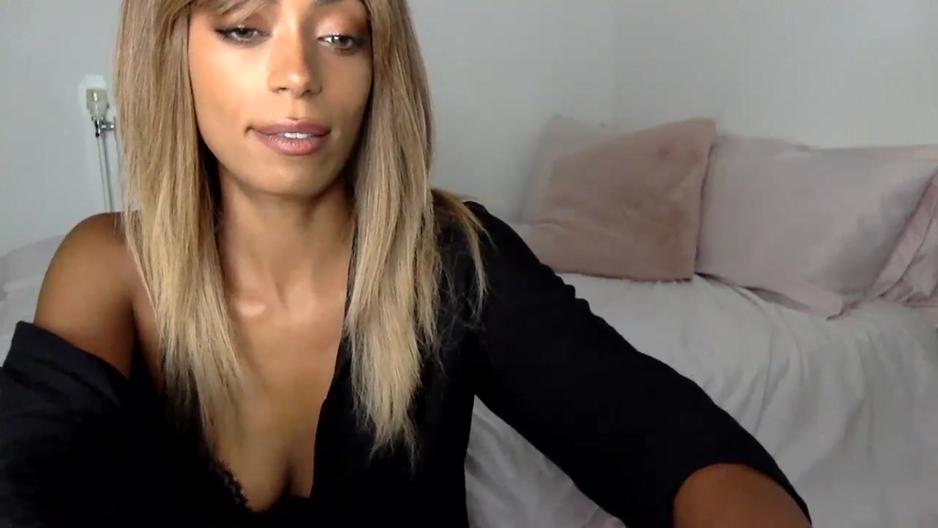 Gallery image thumbnail from MissLuna22's myfreecams stream on, 09/23/2023, 17:16 image 9 of 20