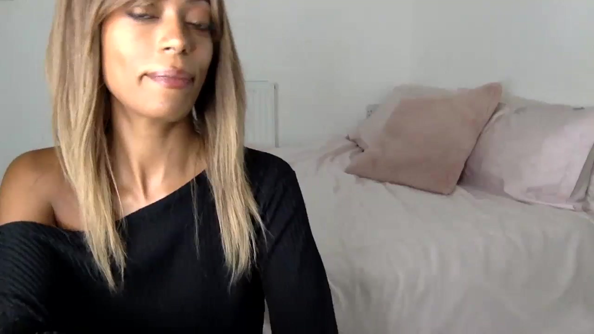 Gallery image thumbnail from MissLuna22's myfreecams stream on, 09/28/2023, 12:34 image 17 of 20