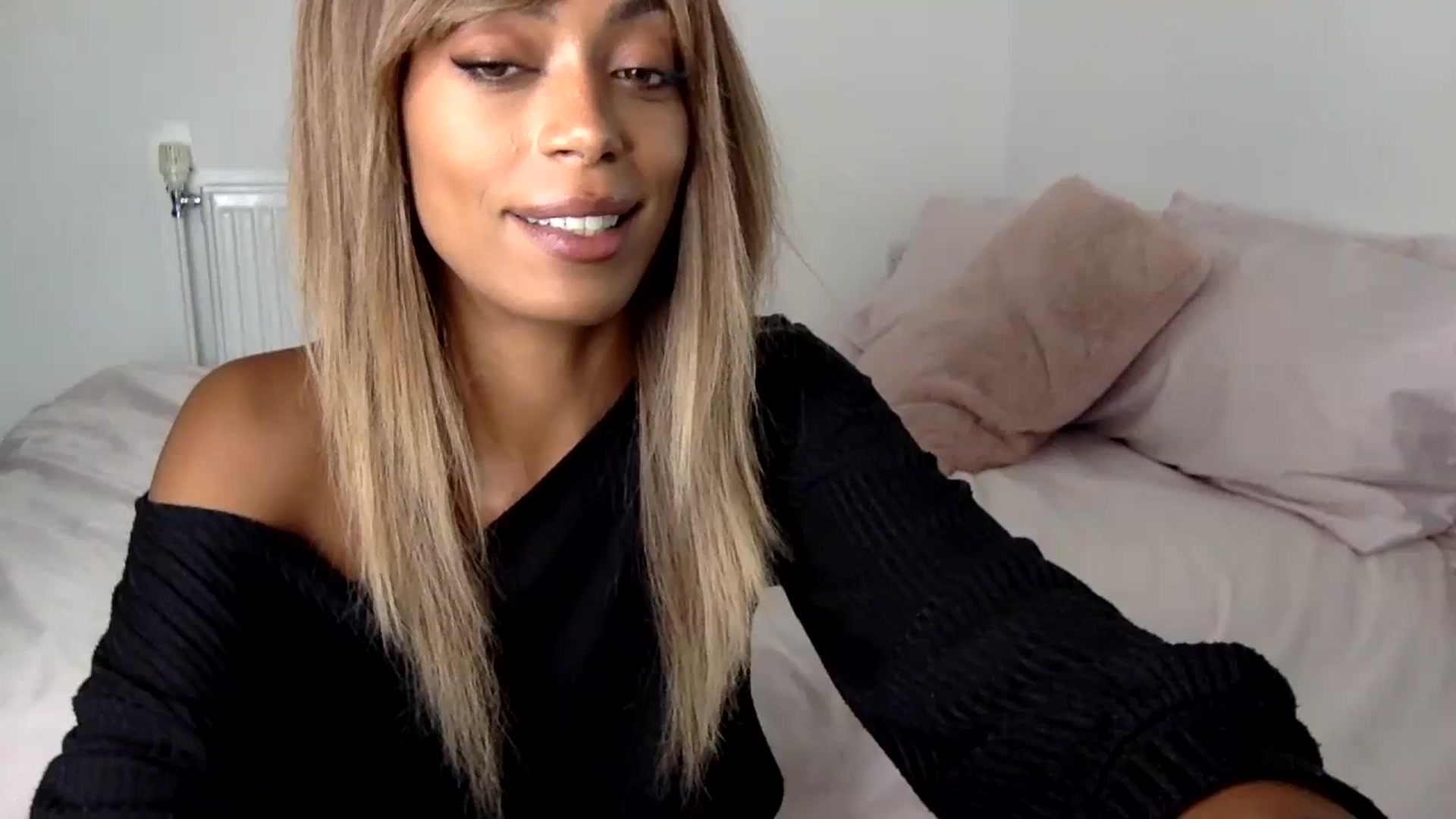 Gallery image thumbnail from MissLuna22's myfreecams stream on, 10/05/2023, 12:08 image 10 of 20