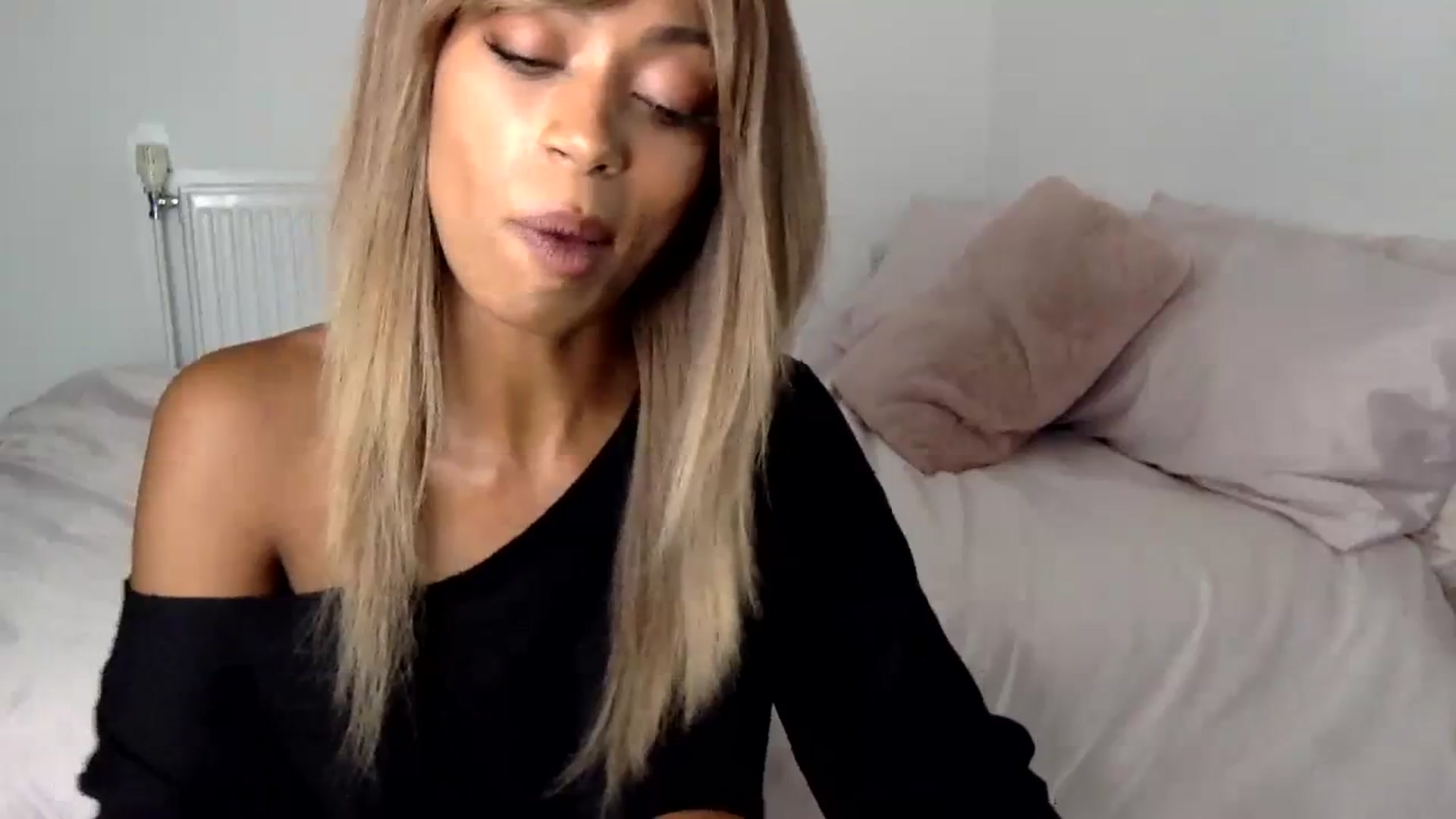 Gallery image thumbnail from MissLuna22's myfreecams stream on, 10/05/2023, 12:08 image 5 of 20
