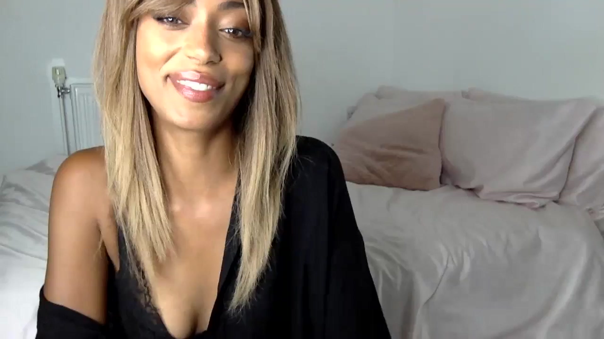 Gallery image thumbnail from MissLuna22's myfreecams stream on, 10/08/2023, 15:17 image 7 of 20