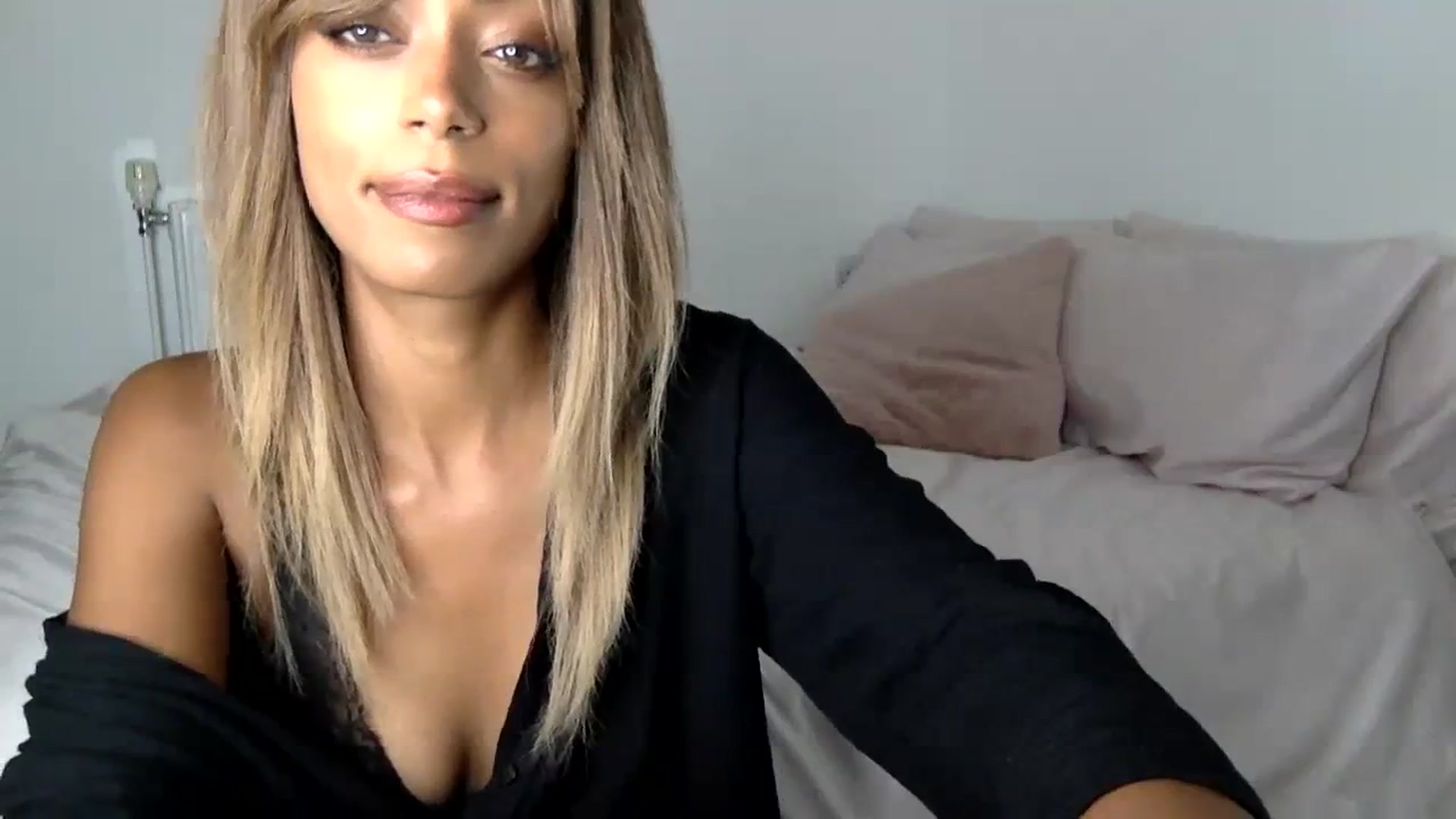 Gallery image thumbnail from MissLuna22's myfreecams stream on, 10/08/2023, 15:17 image 14 of 20