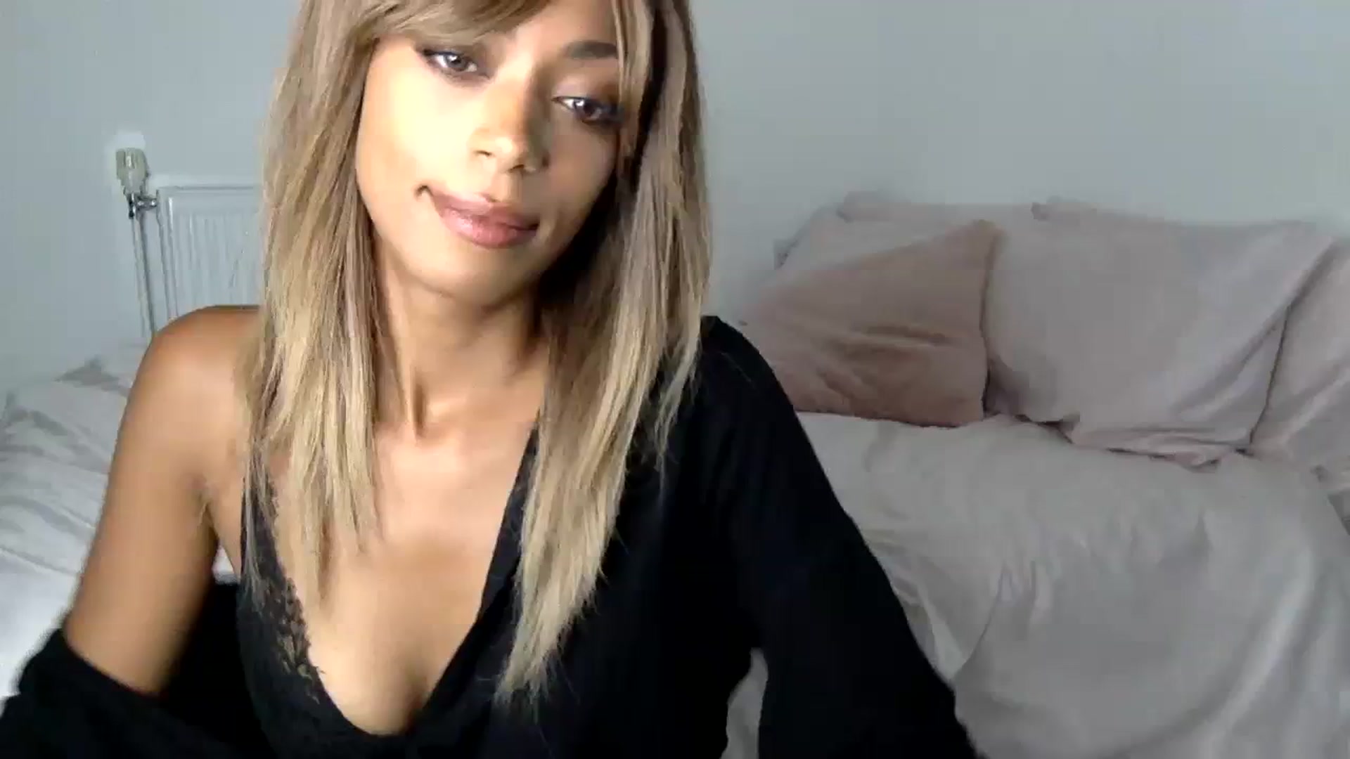 Gallery image thumbnail from MissLuna22's myfreecams stream on, 10/08/2023, 15:17 image 13 of 20