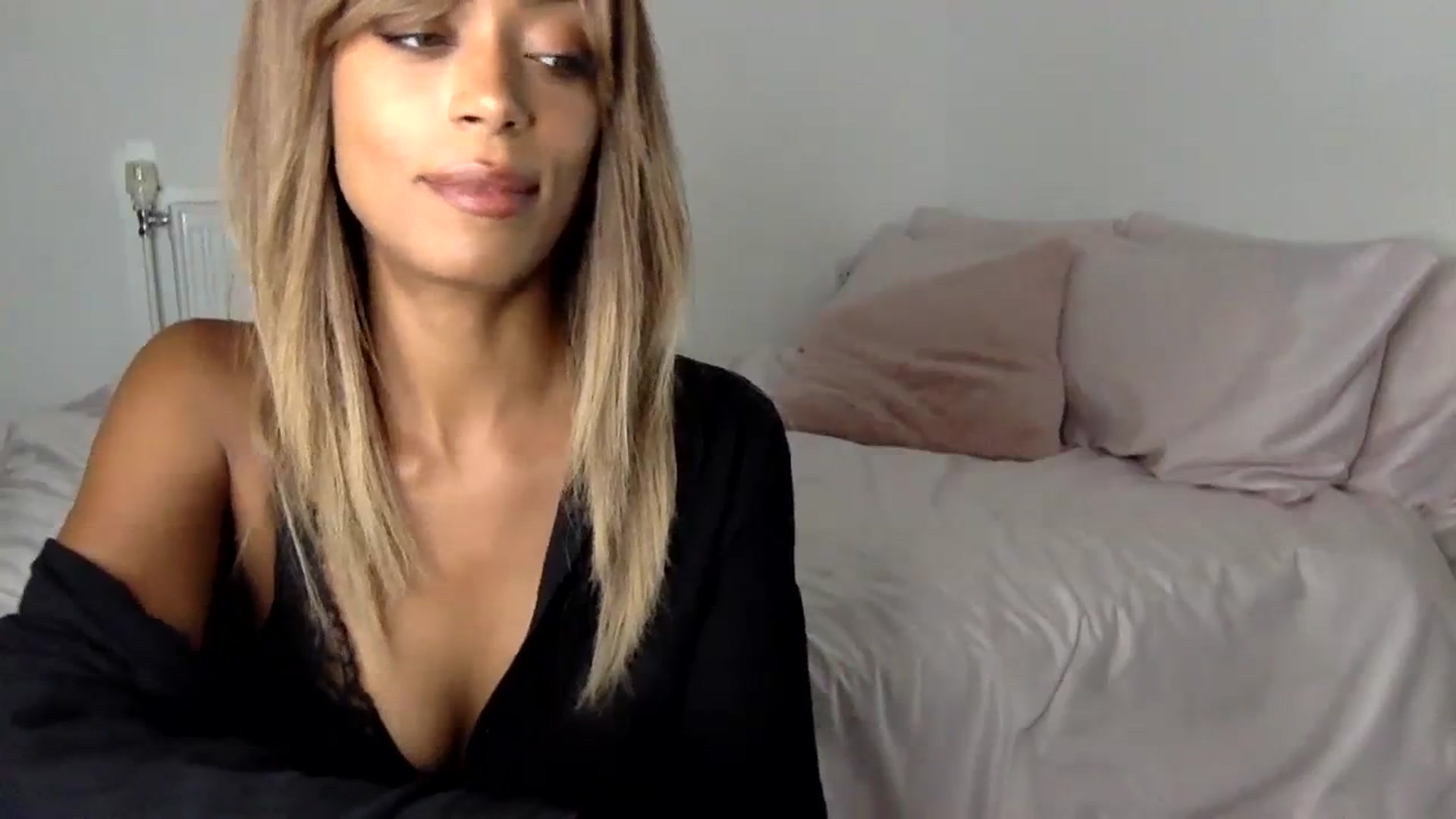 Gallery image thumbnail from MissLuna22's myfreecams stream on, 10/08/2023, 15:17 image 10 of 20