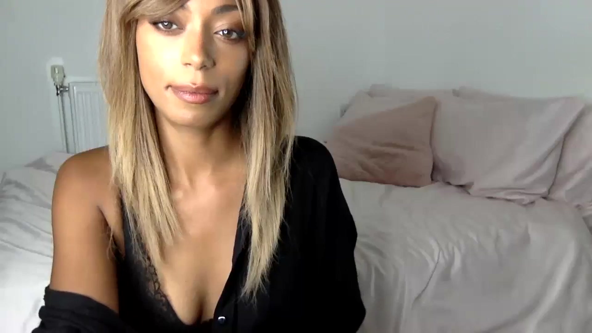 Gallery image thumbnail from MissLuna22's myfreecams stream on, 10/08/2023, 15:17 image 6 of 20