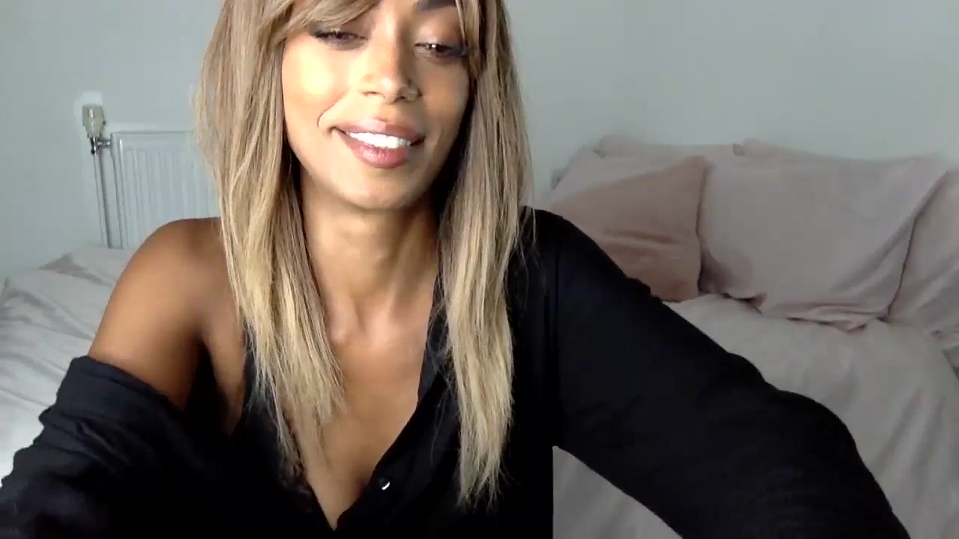 Gallery image thumbnail from MissLuna22's myfreecams stream on, 10/08/2023, 15:17 image 19 of 20
