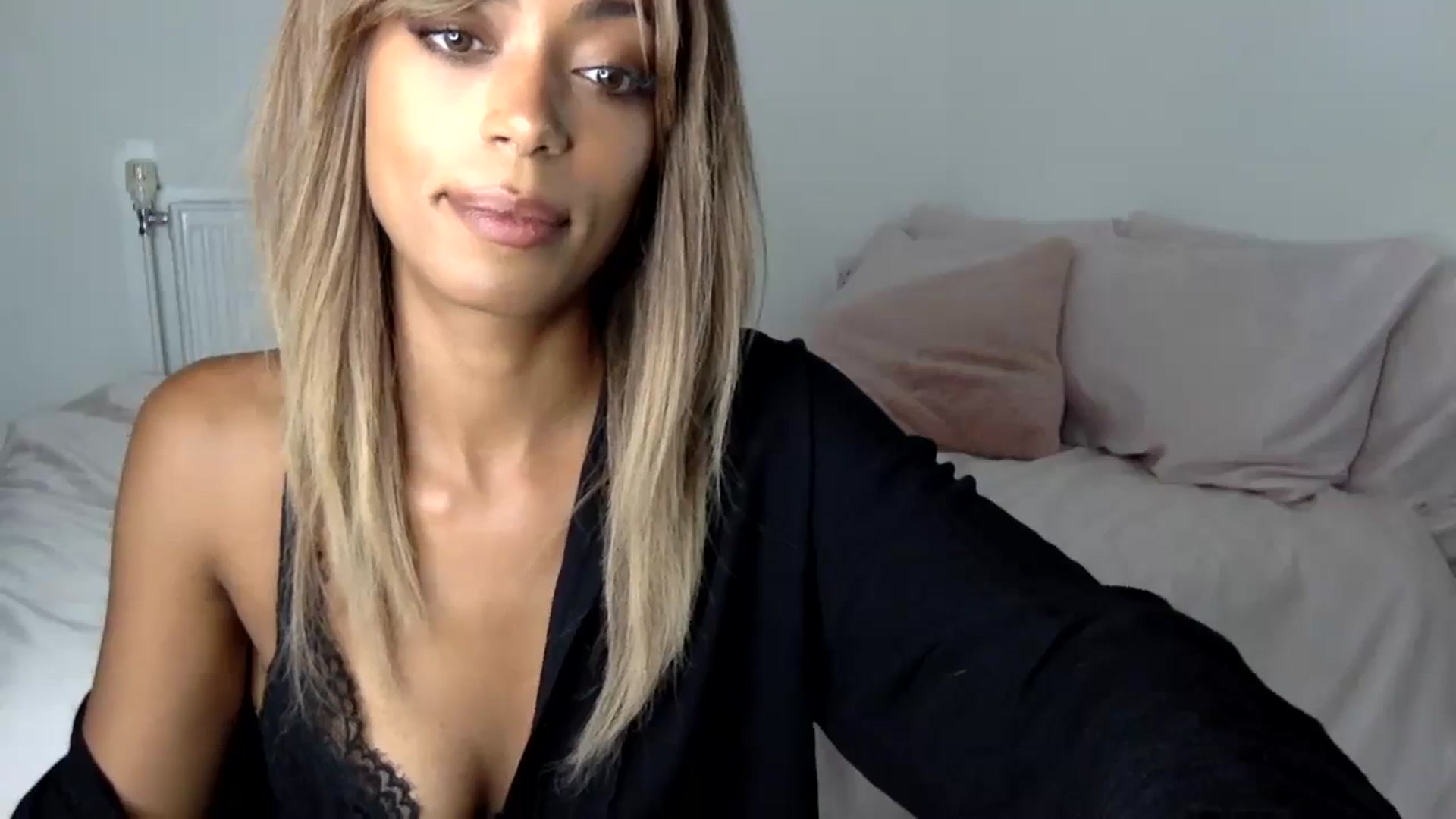 Gallery image thumbnail from MissLuna22's myfreecams stream on, 10/08/2023, 16:18 image 8 of 20