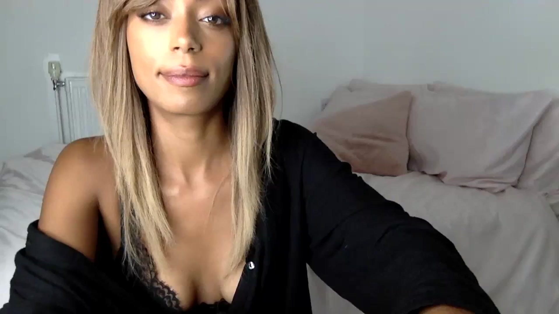 Gallery image thumbnail from MissLuna22's myfreecams stream on, 10/08/2023, 16:18 image 9 of 20