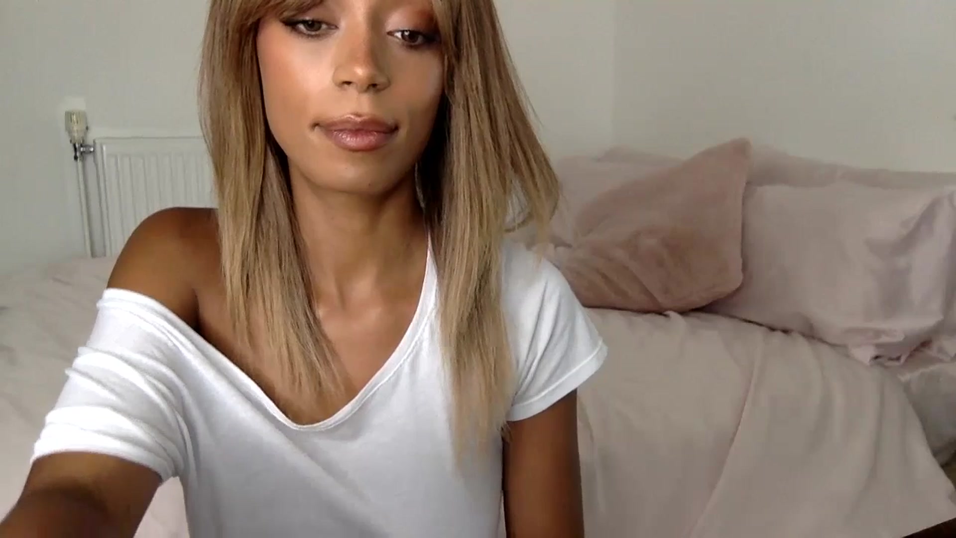 Gallery image thumbnail from MissLuna22's myfreecams stream on, 10/16/2023, 11:42 image 19 of 20