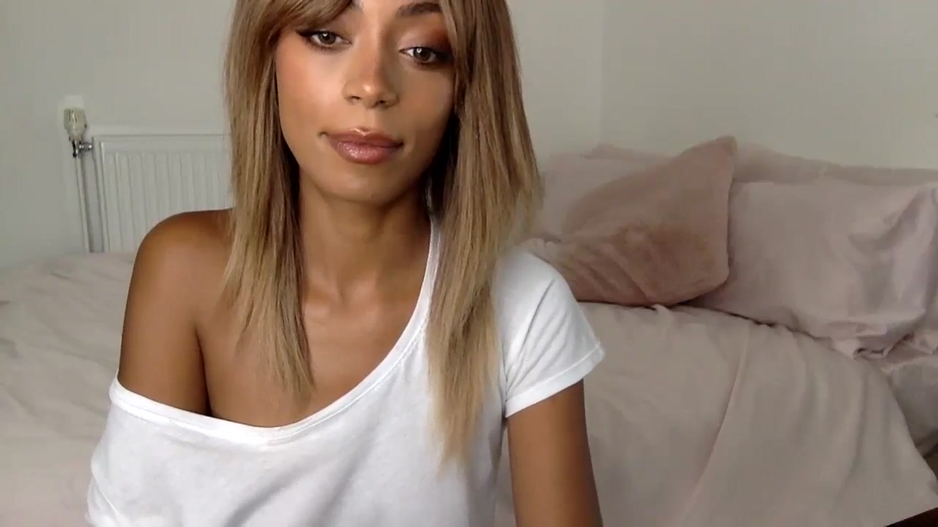 Gallery image thumbnail from MissLuna22's myfreecams stream on, 10/16/2023, 11:42 image 6 of 20