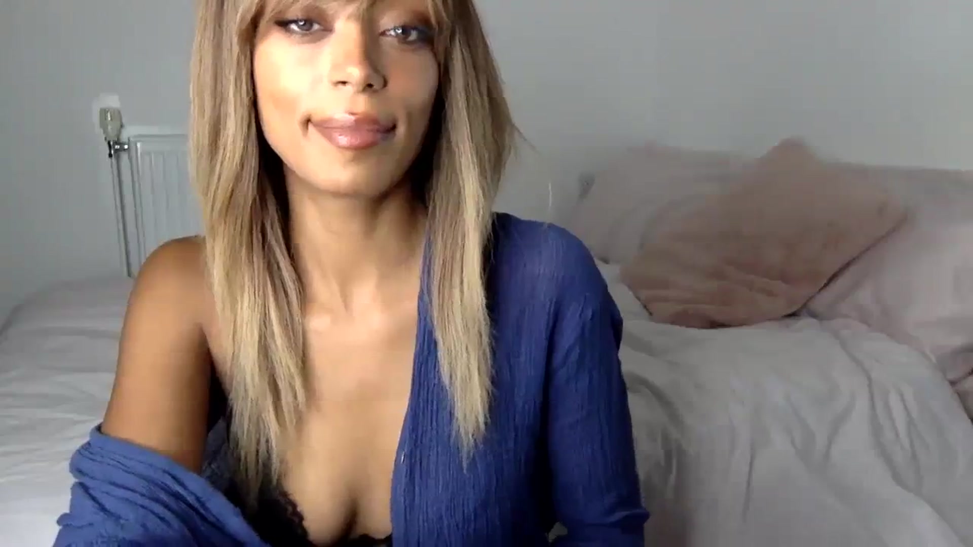 Gallery image thumbnail from MissLuna22's myfreecams stream on, 10/29/2023, 17:38 image 15 of 20