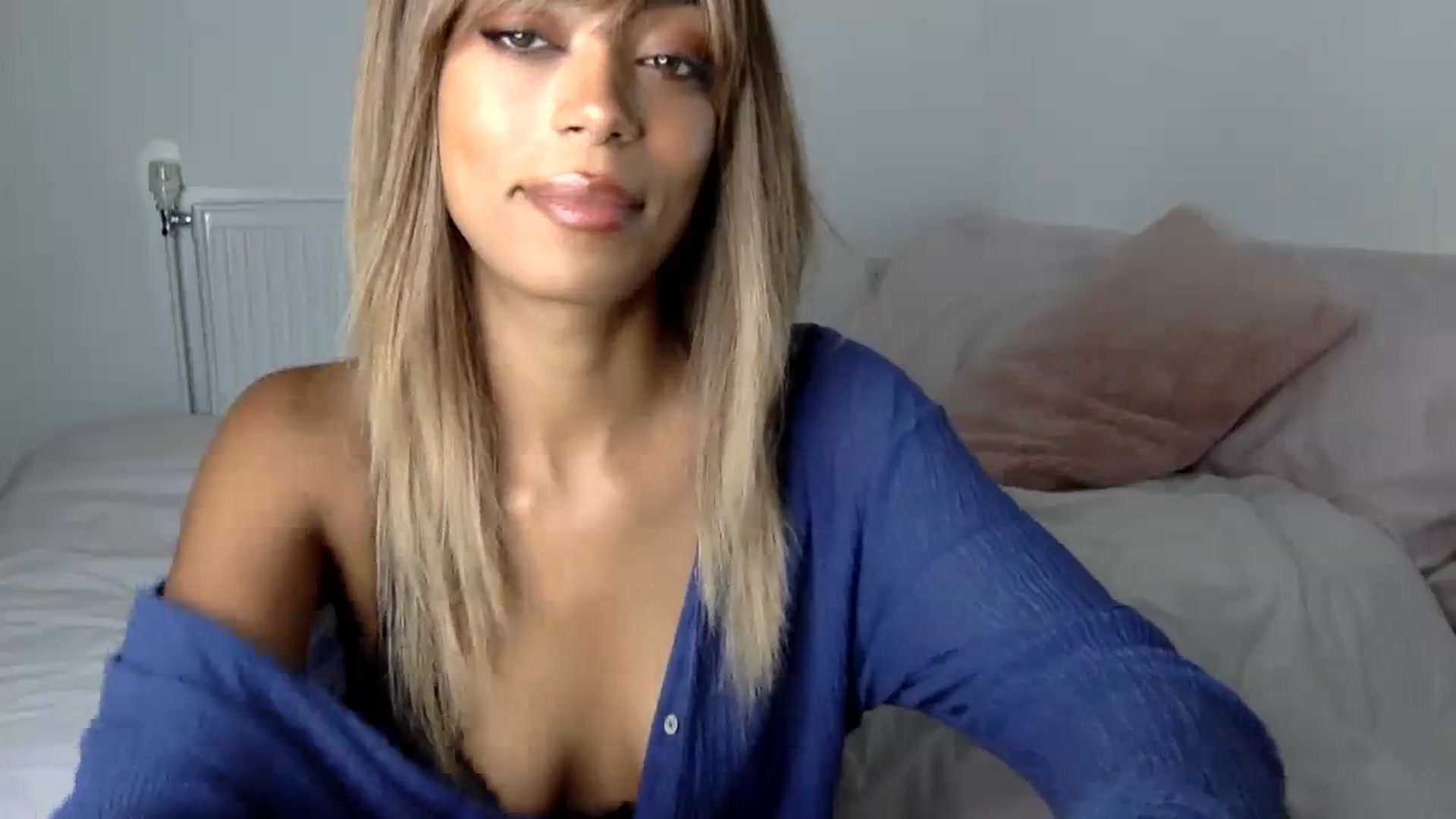 Gallery image thumbnail from MissLuna22's myfreecams stream on, 10/29/2023, 17:38 image 8 of 20
