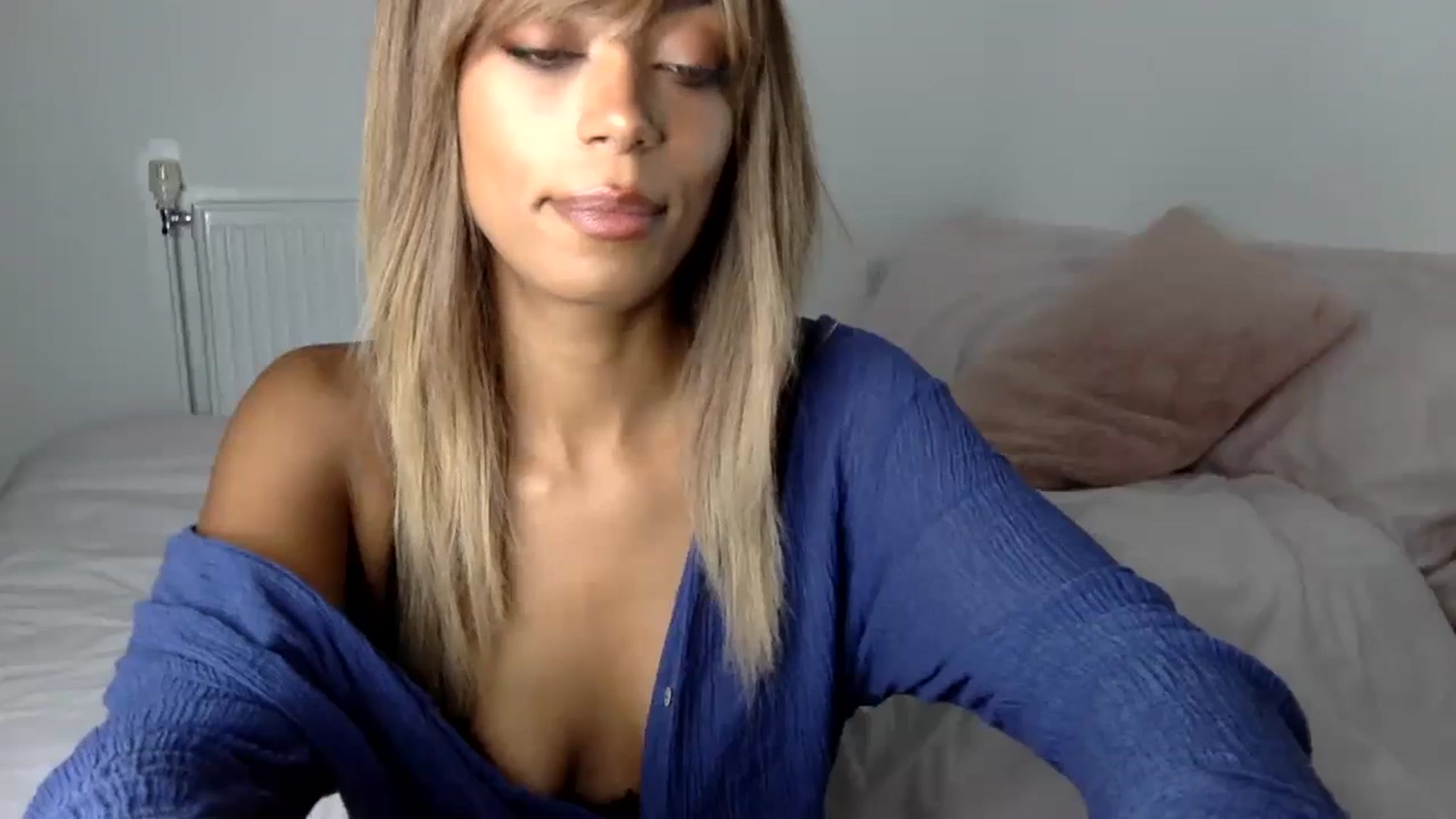 Gallery image thumbnail from MissLuna22's myfreecams stream on, 10/29/2023, 17:38 image 9 of 20