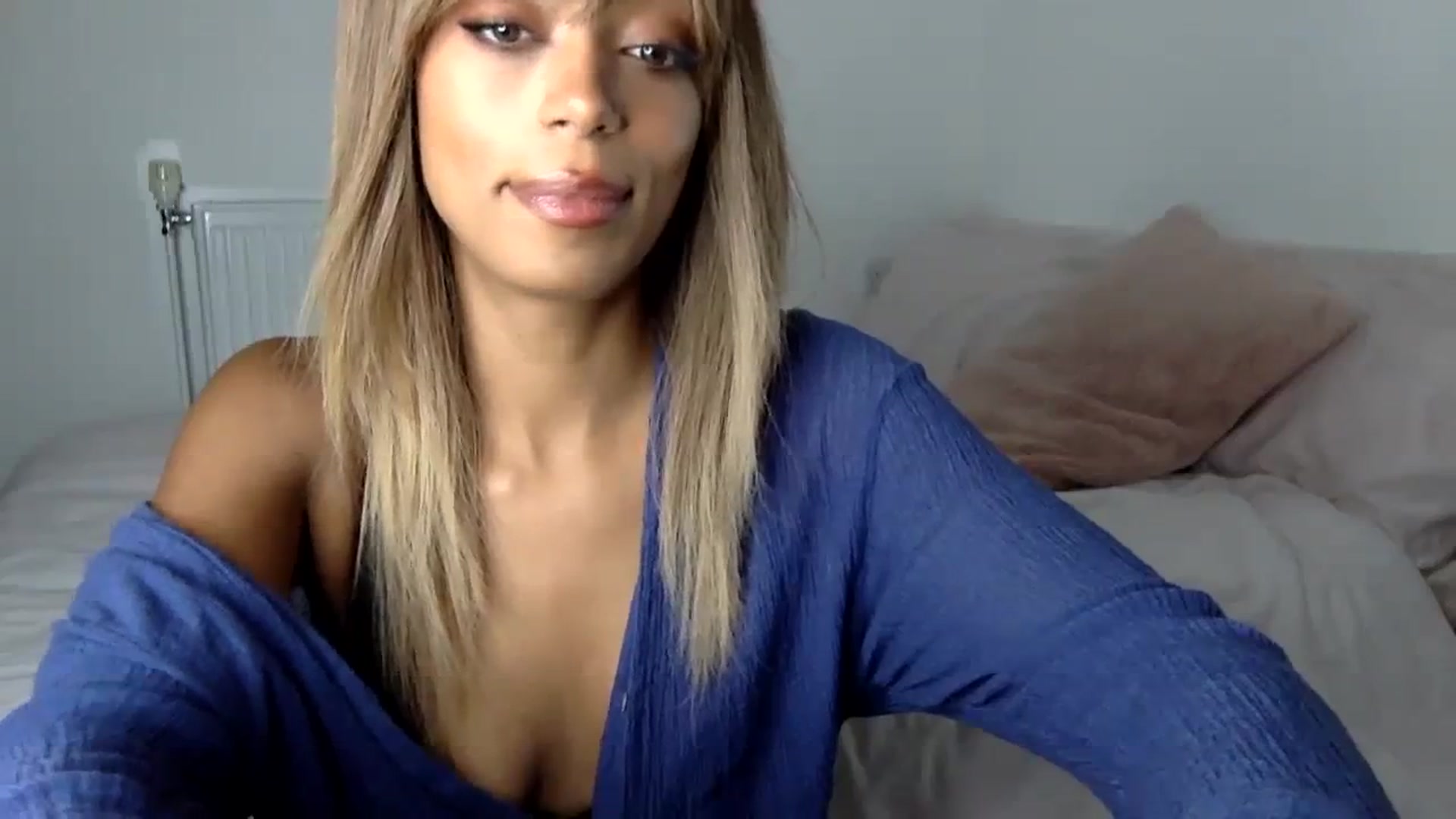 Gallery image thumbnail from MissLuna22's myfreecams stream on, 10/29/2023, 17:38 image 3 of 20