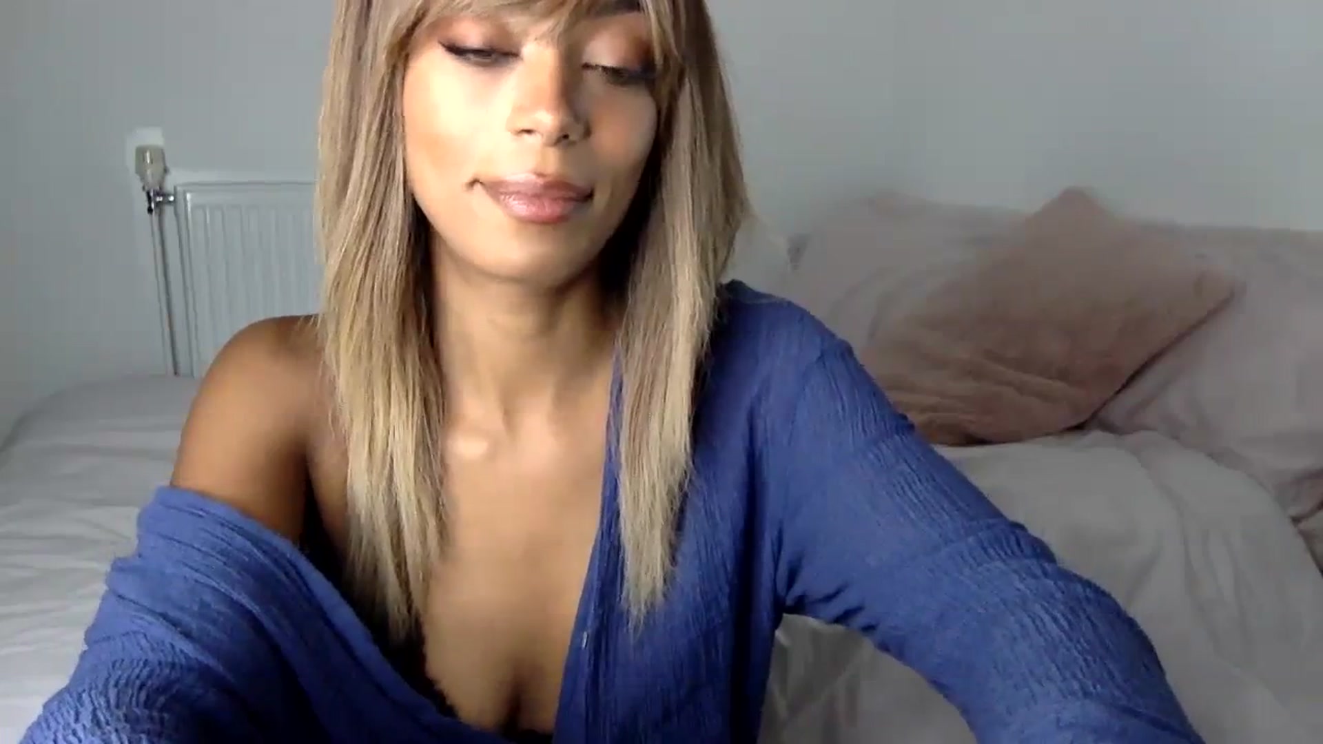 Gallery image thumbnail from MissLuna22's myfreecams stream on, 10/29/2023, 17:38 image 18 of 20