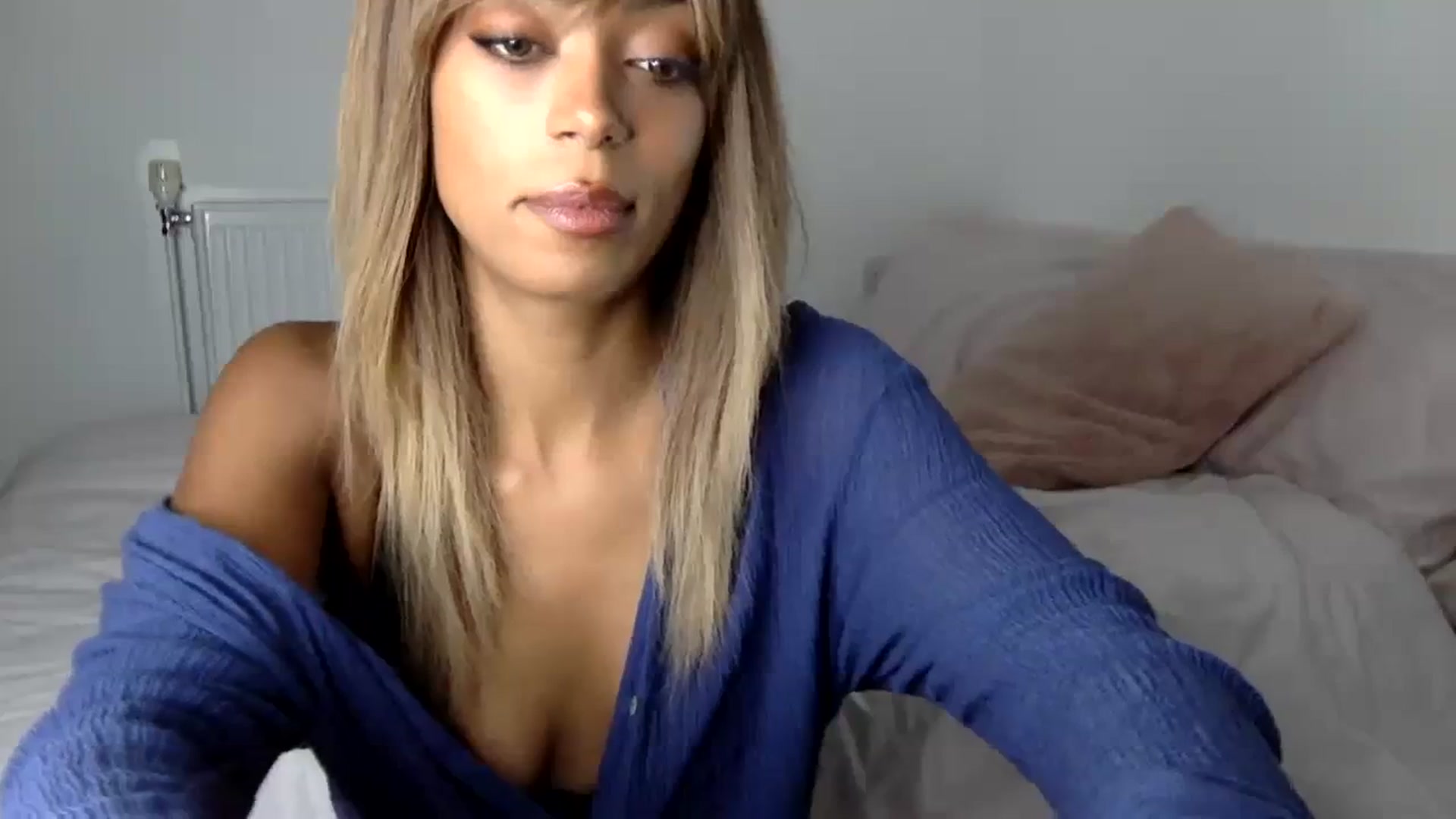 Gallery image thumbnail from MissLuna22's myfreecams stream on, 10/29/2023, 17:38 image 2 of 20